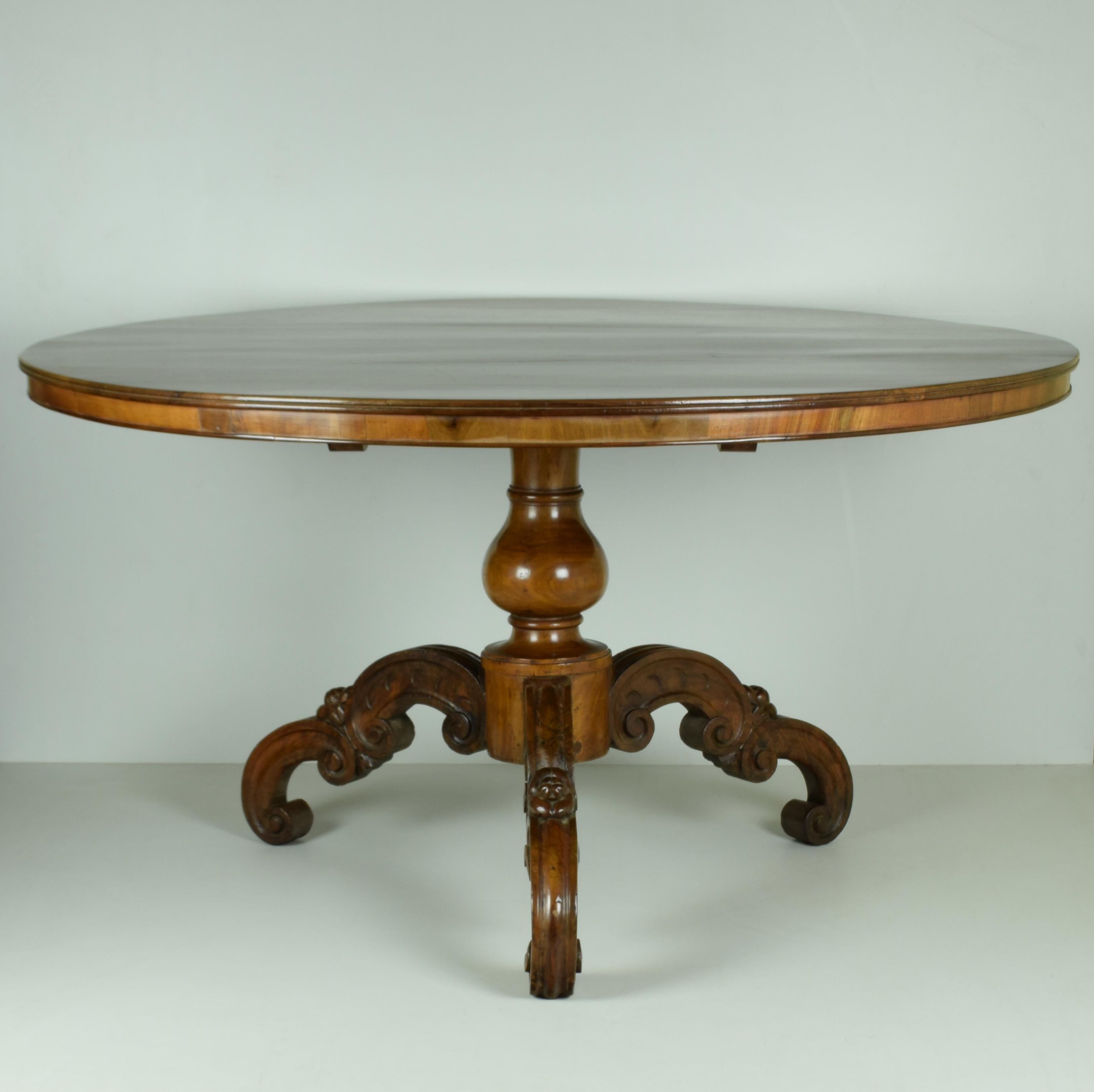In finely hand carved three-legged solid walnut.
Small plate band covered with walnut veneer with frame.
Liguria, First half '800
Dimensions: Diameter 143 Height 78 cm circa.