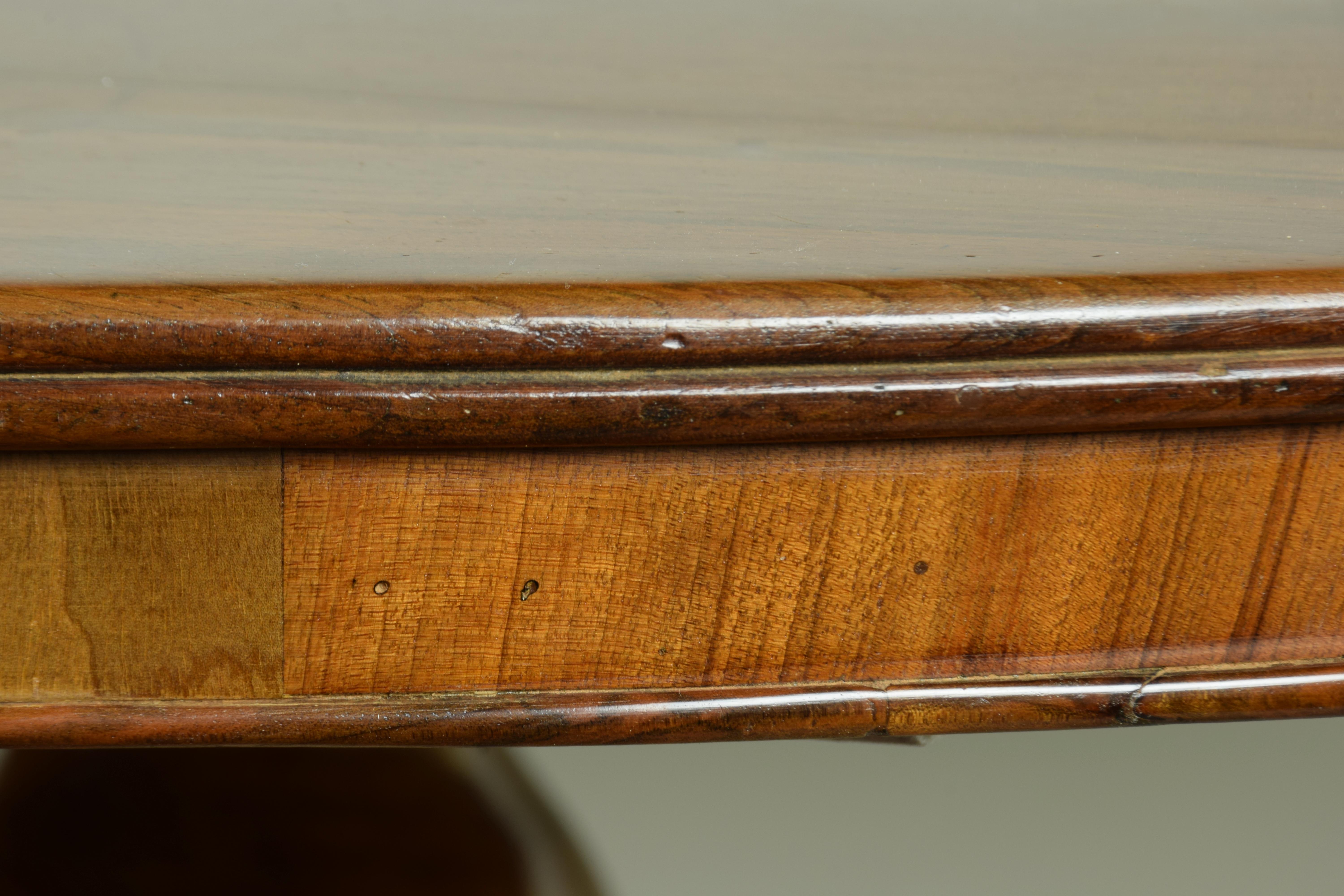 Carlo X. runder Tisch aus Nussbaumholz, Italien, Toscana, Mitte des 19. Jahrhunderts (Italienisch) im Angebot