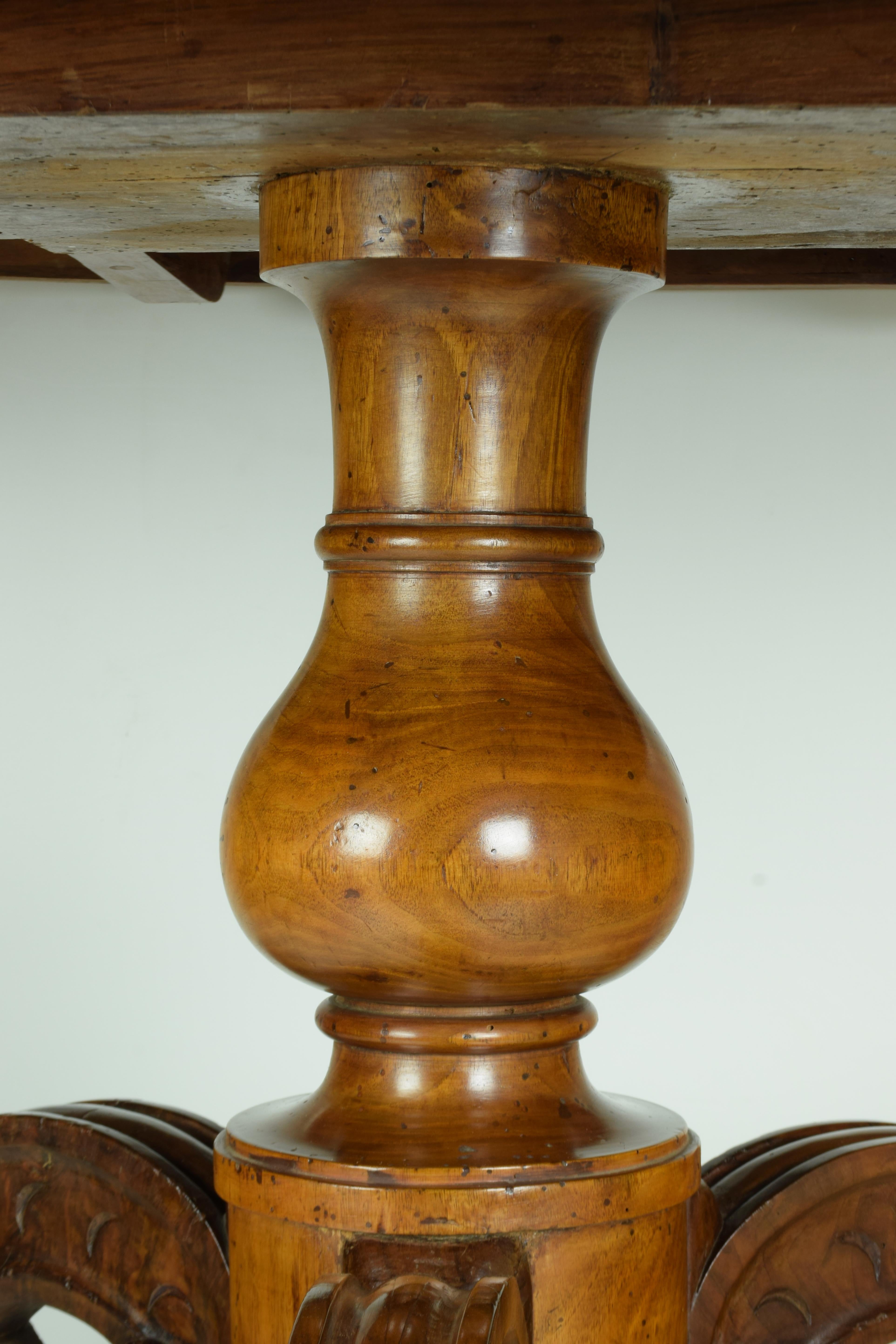 Carlo X. runder Tisch aus Nussbaumholz, Italien, Toscana, Mitte des 19. Jahrhunderts im Angebot 1
