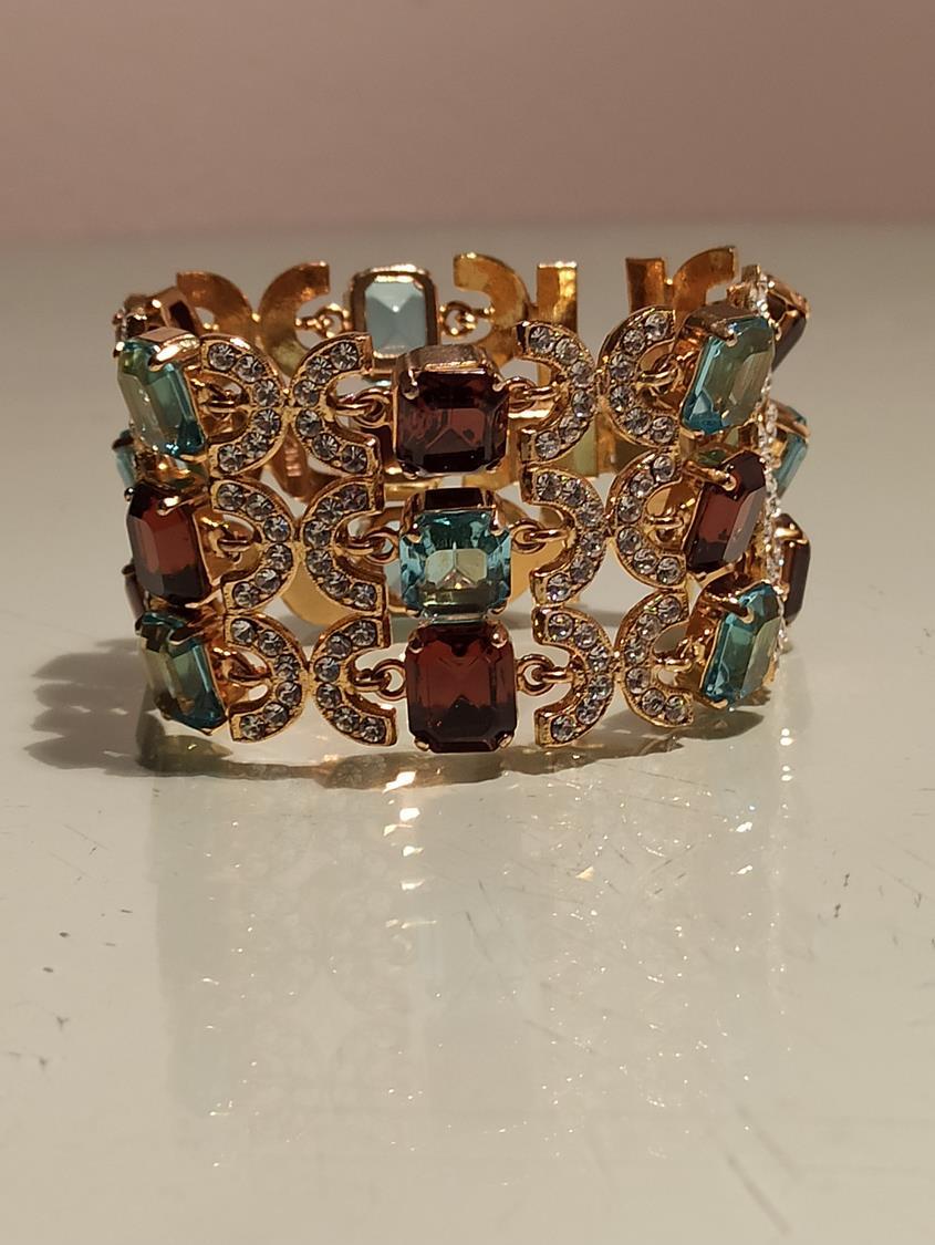 Super chic bracelet by Carlo Zini
One of the world greatest bijoux designers
Non allergenic brass, 18 KT gold dipped
Amazing mix of aqua and amber crystals
Swarovski crystals
Wrist cm 17,5 (6.88 inches)
Max height cm 4 (1.57 inches)
Artisanally