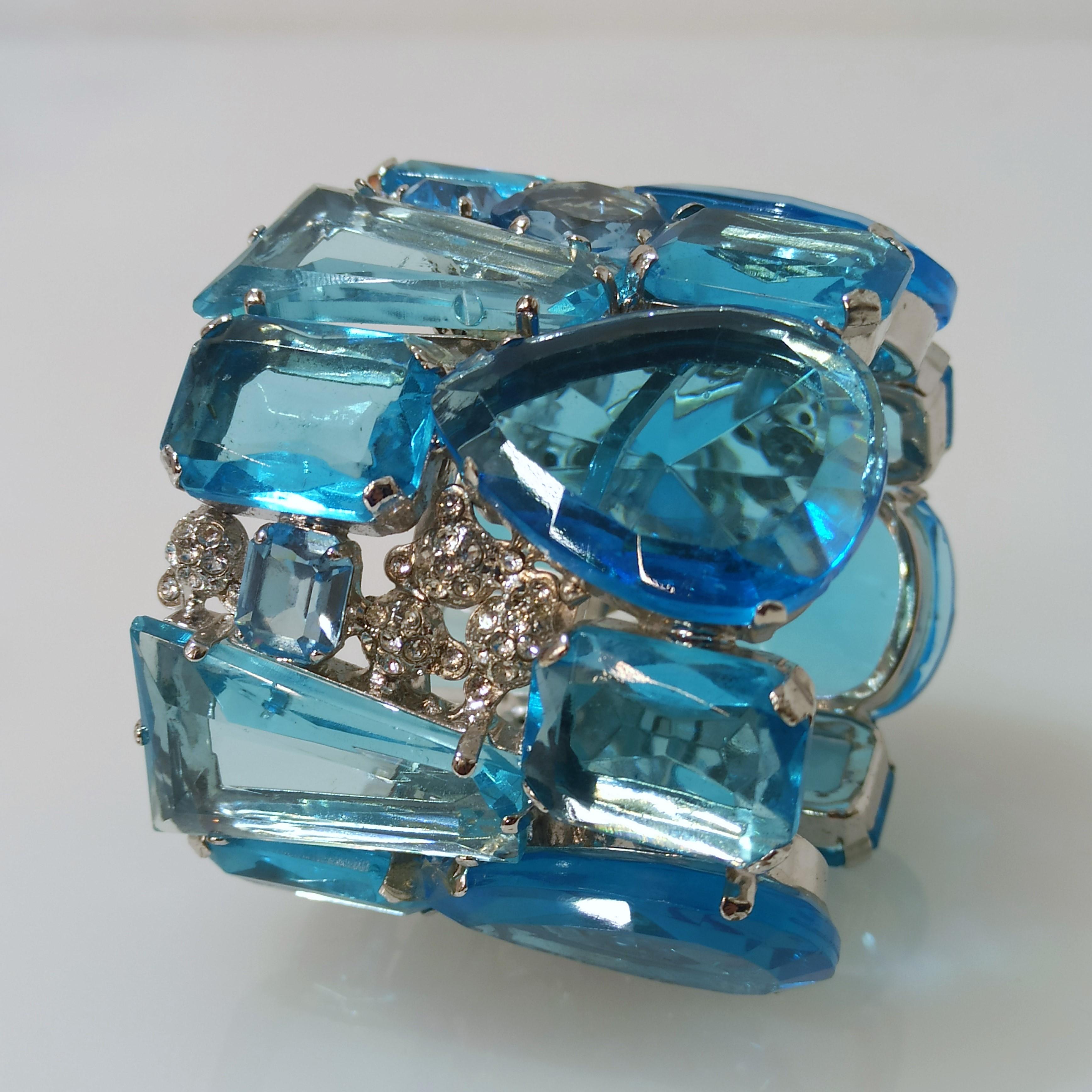 Super chic bracelet by Carlo Zini
One of the world greatest bijoux designers
Non allergenic rhodium
Amazing creation of aqua shaped crystals and swarovski crystals
Max height cm 6 (2.36 inches)
Artisanally handmade in Milan
Worldwide express