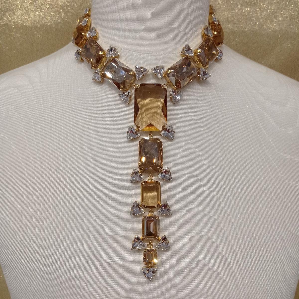 Fantastic masterpiece by Carlo Zini
One of the world greatest bijoux designers
Choker
Champagne colored crystals
White zyrcons
Non allergenic brass, 18 Kt, 3 micron gold dipped
100% Artisanal work made in Milano
Worldwide express shipping included