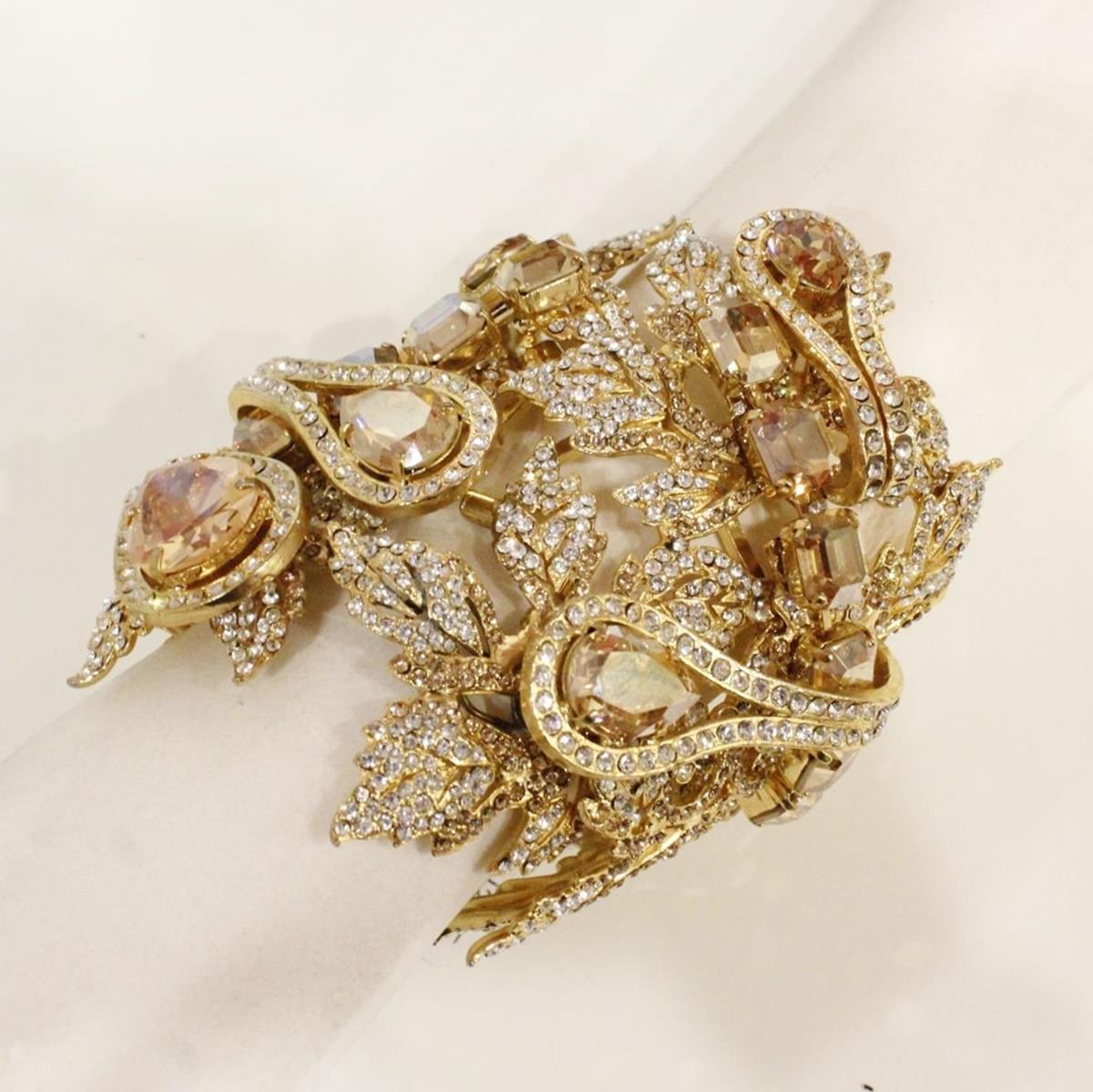 Fantástica obra maestra de Carlo Zini
Uno de los mejores diseñadores de bisutería del mundo
Pulsera grande, completamente hecha a mano
Magnífica construcción sobre cristales de swarovski y copas talladas a medida de champán
Zyrcons
Trabajo 100%
