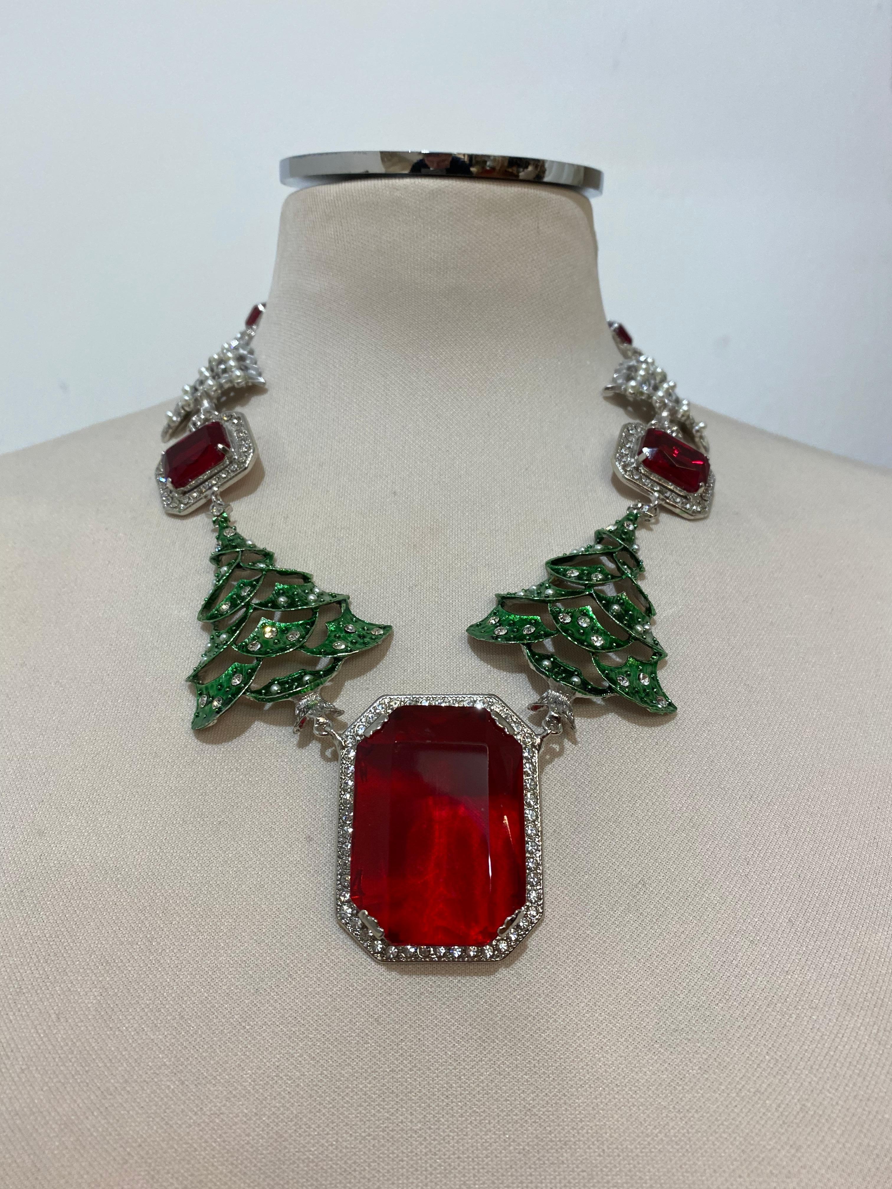 Incredibile e speciale girocollo natalizio di Carlo Zini
Uno dei migliori designer di bijoux del mondo
Rodio non allergenico
Dipinto a mano 
Tema natalizio, alberi
Meravigliosa costruzione di cristalli Swarovski 
Made in Italy, in modo