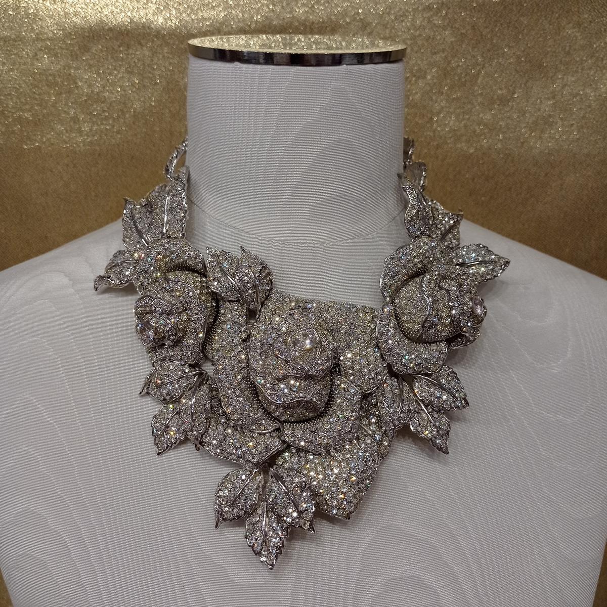 Fantástica obra maestra de Carlo Zini
Uno de los mejores diseñadores de bisutería del mundo
Gargantilla
Cristales Swarovski blancos
Increíble tema floral
Rodio no alergénico
Trabajo 100% artesanal hecho en Milán
Envío exprés a todo el mundo incluido