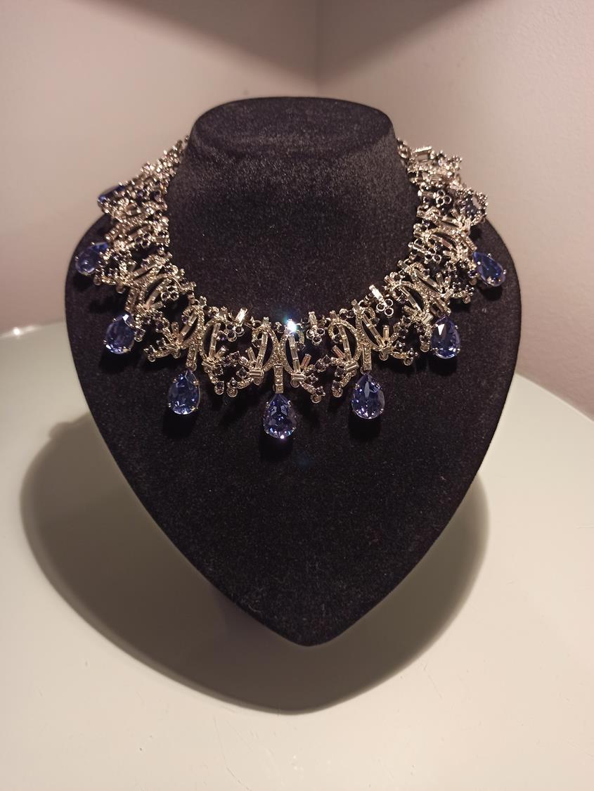 Fantastic piece by Carlo Zini
One of the world greatest bijoux designers
Non allergenic rhodium
Amazing hand application of swarovski crystals
Amethist blue shaded drops
100% Artisanal work
Made in Milano
Worldwide express shipping included in the