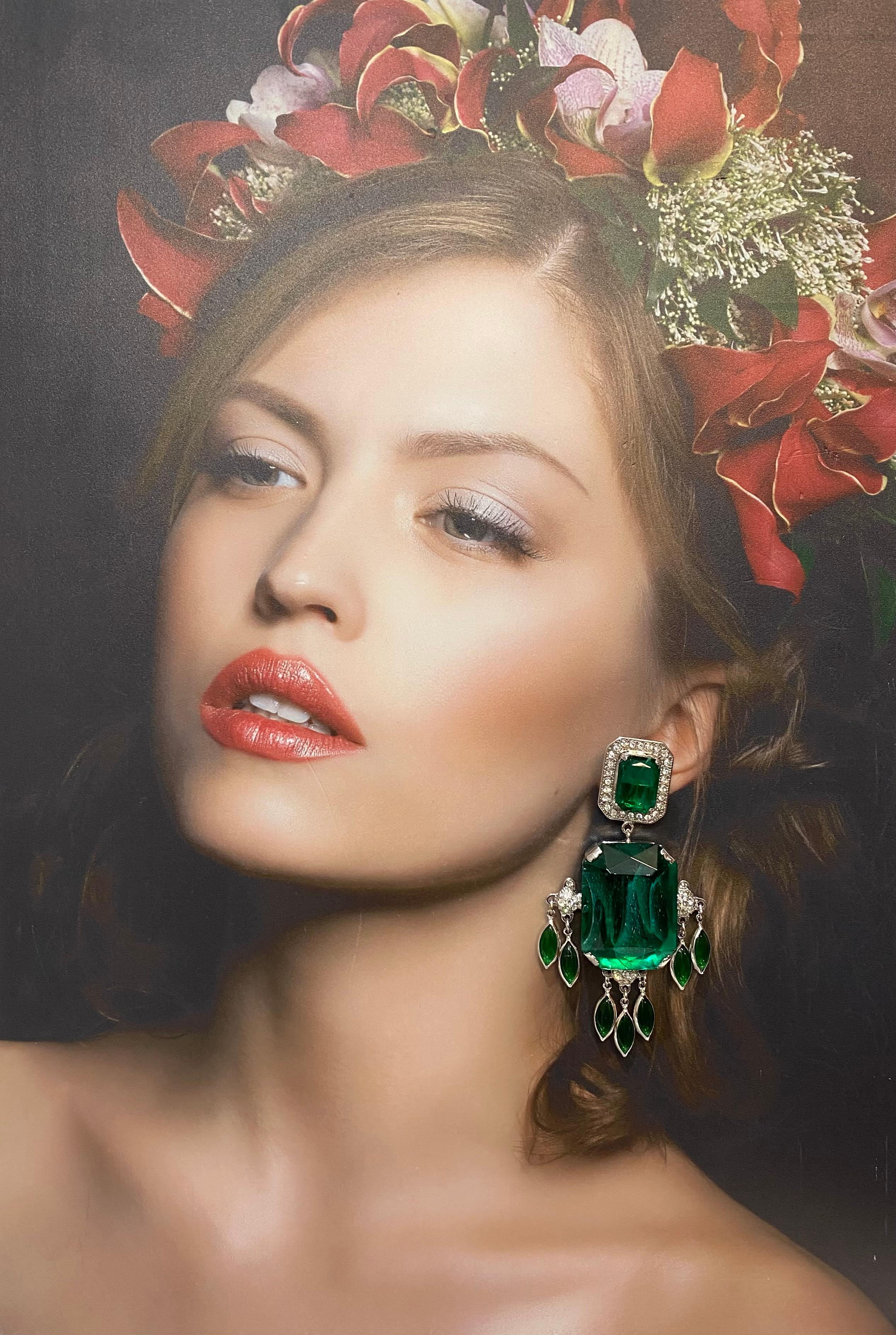 Stunning Carlo Zini bijoux earrings
Non allergenic rhodium
Wonderful construction of class A Swarovski crystals
Emerald like elements
Total length cm 10 (3.93 inches)
Clip on closure, pierced on request
100% Artisanal work
Worldwide express shipping