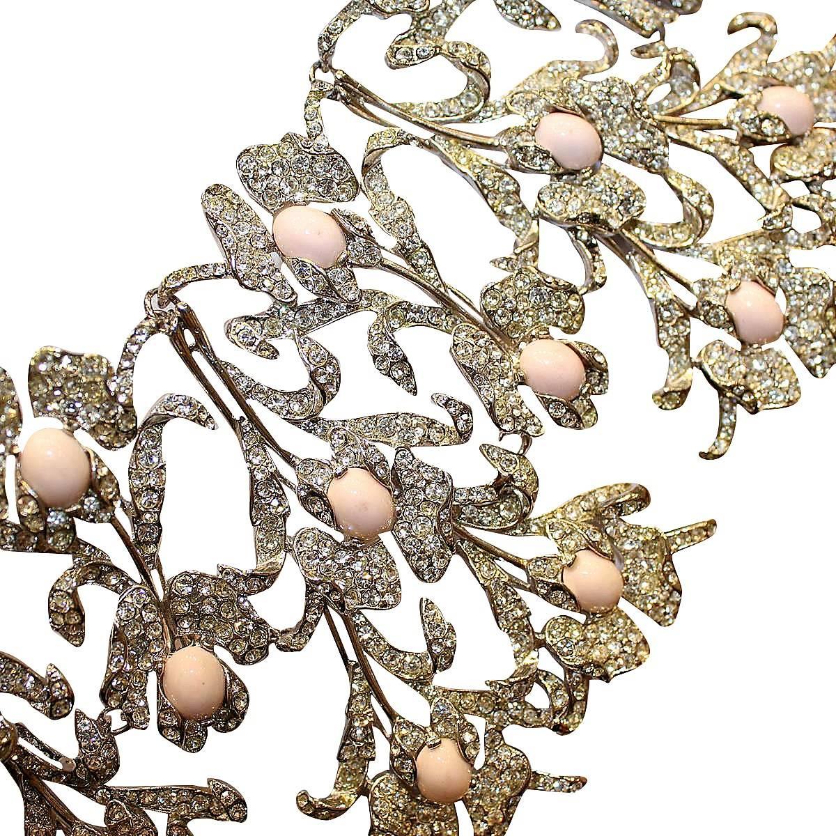 Fantastic masterpiece by Carlo Zini
One of theworld greatest bijoux designers
Large collier
Floral ramage
Swarovsky crystals
Mervellous creation of faux corals peau d'ange / boké
100% Artisanal work
Unique piece !
Worldwide express shipping included