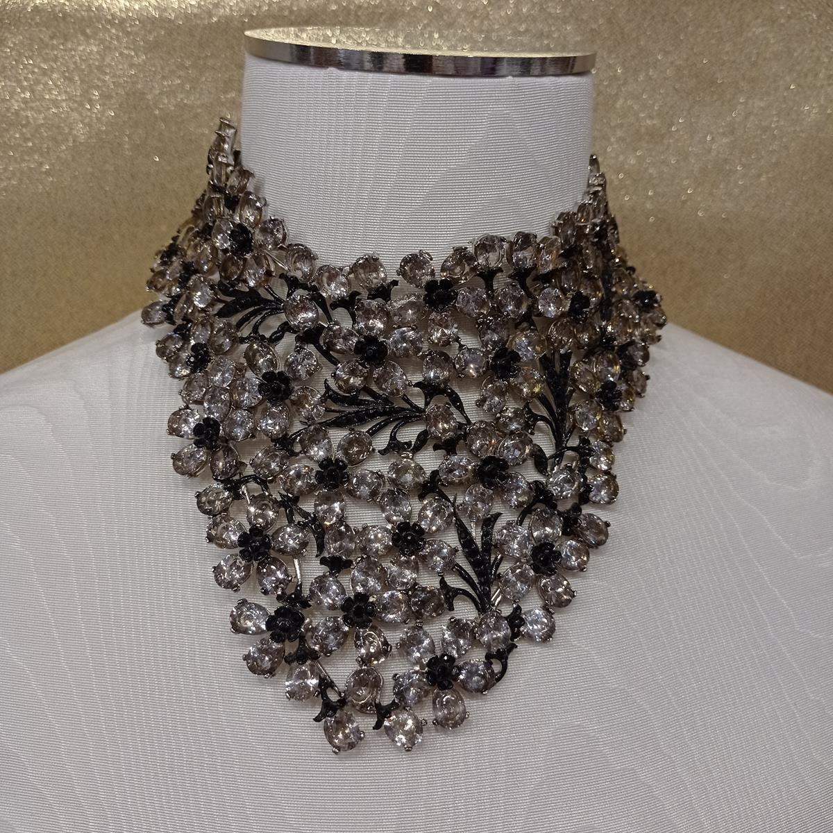 Fantastic masterpiece by Carlo Zini
One of the world greatest bijoux designers
Choker
Black and white crystals
Amazing floral ramage
Non allergenic rhodium
100% Artisanal work made in Milano
Worldwide express shipping included in the price !
