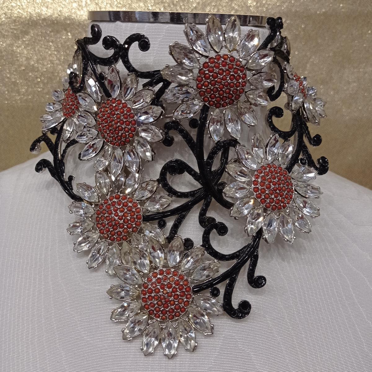 Fantastic masterpiece by Carlo Zini
One of the world greatest bijoux designers
Choker
White crystals navettes
Amazing floral ramage
Non allergenic rhodium
100% Artisanal work made in Milano
Worldwide express shipping included in the price !