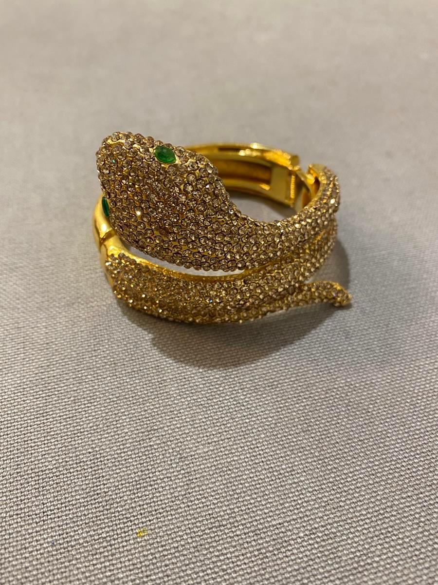 Fantastic masterpiece by Carlo Zini
The greatest italian fashion jewelry designer
Amazing snake bangle
Class A Swarovski crystals
Non allergenic brass
18 KT 3 micron Gold dipped
Wrist cm 17 ( can be reduced or enlarged as wished)
100% Artisanal