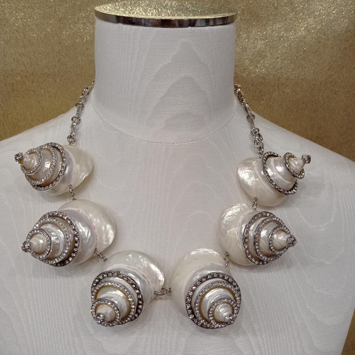 Fantastico capolavoro di Carlo Zini
Uno dei più grandi designer di bijoux al mondo
Grande collier
Conchiglie marine reali
Cristalli Swarovski
Rodio non allergenico
100% Lavoro artigianale realizzato a Milano
Spedizione espressa in tutto il mondo