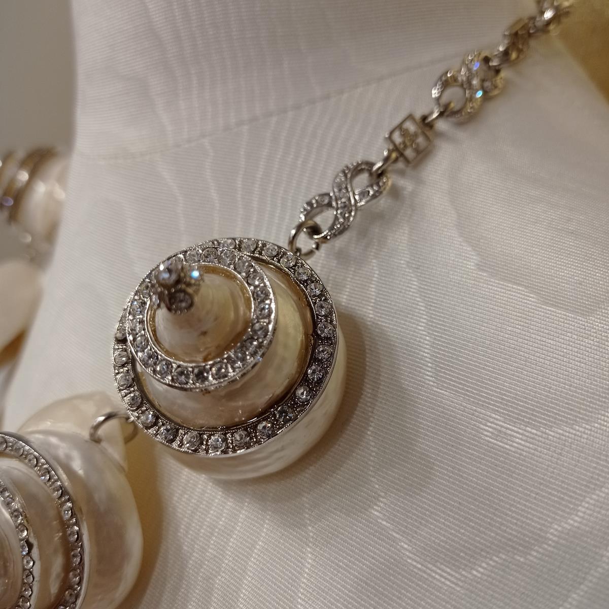 Donna Collier di conchiglie marine Carlo Zini in vendita