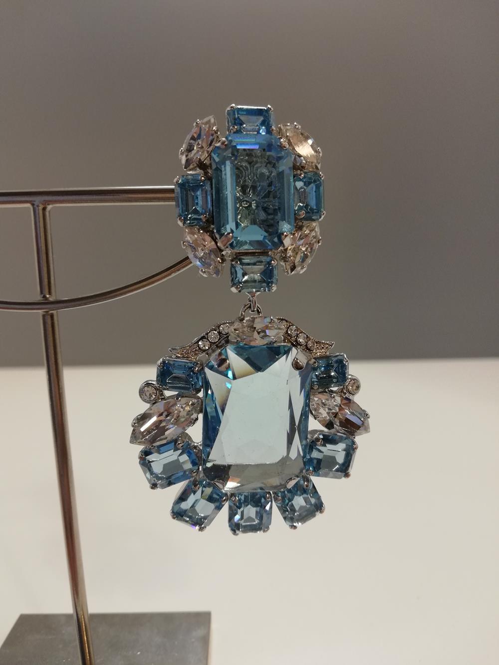 Bellissimi orecchini di Carlo Zini
Rodio non allergenico
Incredibili combinazioni di cristalli simili all'acquamarina 
Chiusura a clip, forata su richiesta
Lunghezza cm 7 (2,75 pollici)
100% Lavoro artigianale, realizzato a Milano
Spedizione