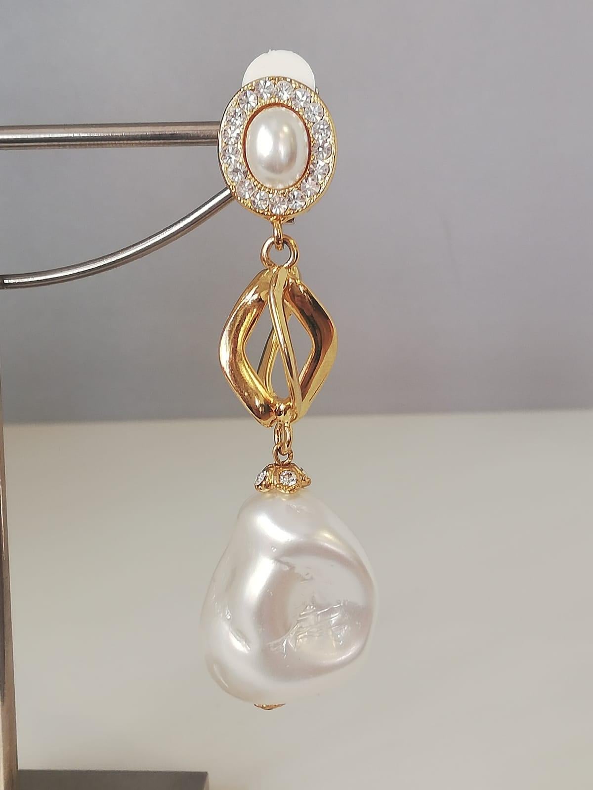 Beautiful and chic earrings by Carlo Zini
Non allergenic brass
18 KT Gold dipped
Amazing combinations of baroque pearls and swarovski crystals 
Clip on closure, pierced on request
Length cm 8 (3.14 inches)
100% Artisanal work, made in