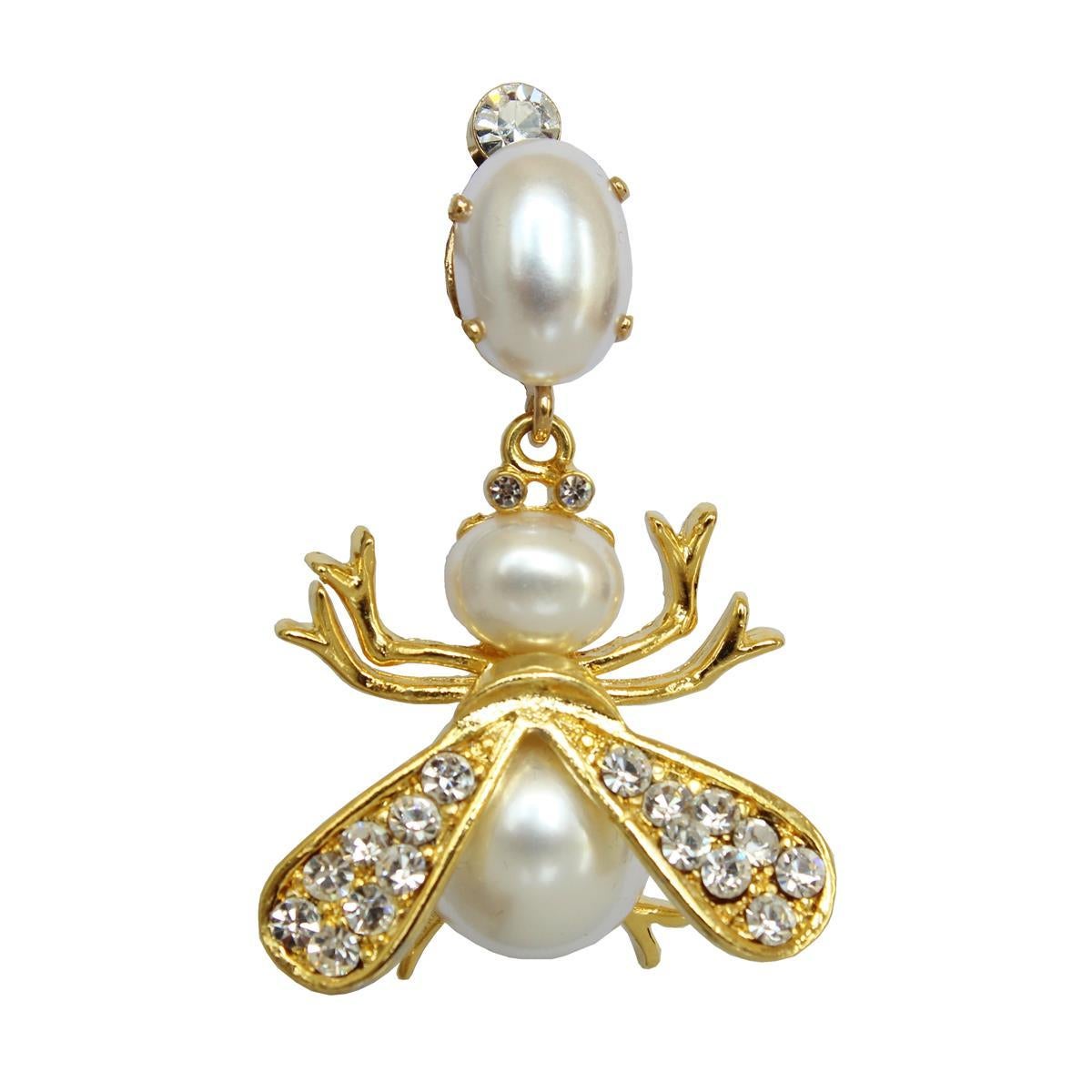 Fantastic masterpiece by Carlo Zini
One of the world greatest bijoux designers
Non allergenic rhodium
18 KT gold dipped
Faux pearls
Swarovski crystals
Clip on closure, pierced on request
100% Artisanal work
Made in Milano
Worldwide express shipping