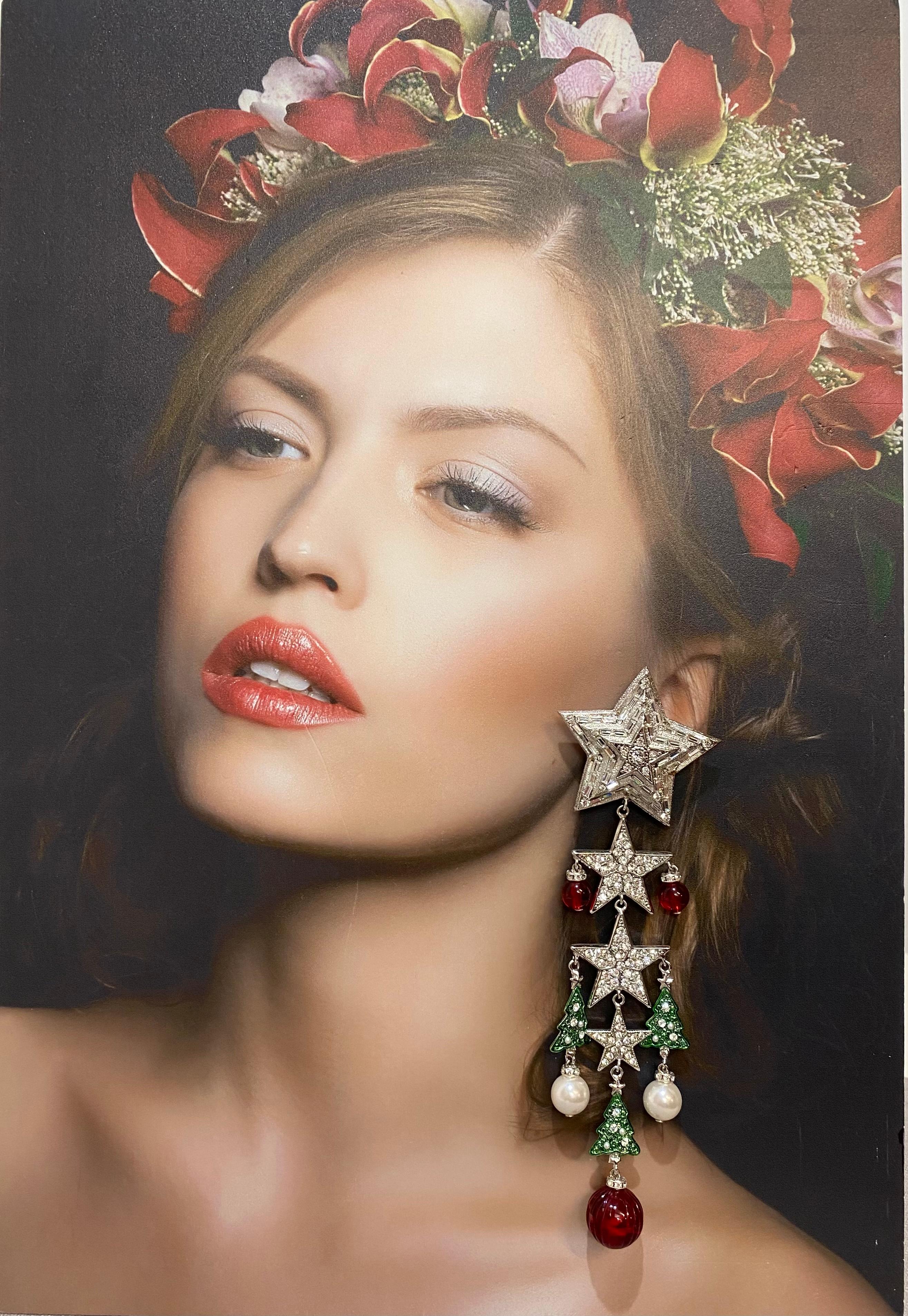 Amazing and funny Christmas earrings by Carlo Zini
One of the greatest world bijoux designer
Christmas theme
Non allergenic rhodium
Cm 16,5 (6,49 inches)
Amazing hand creation of class A Swarovski crystals colored resins
Clip on closure, pierced on