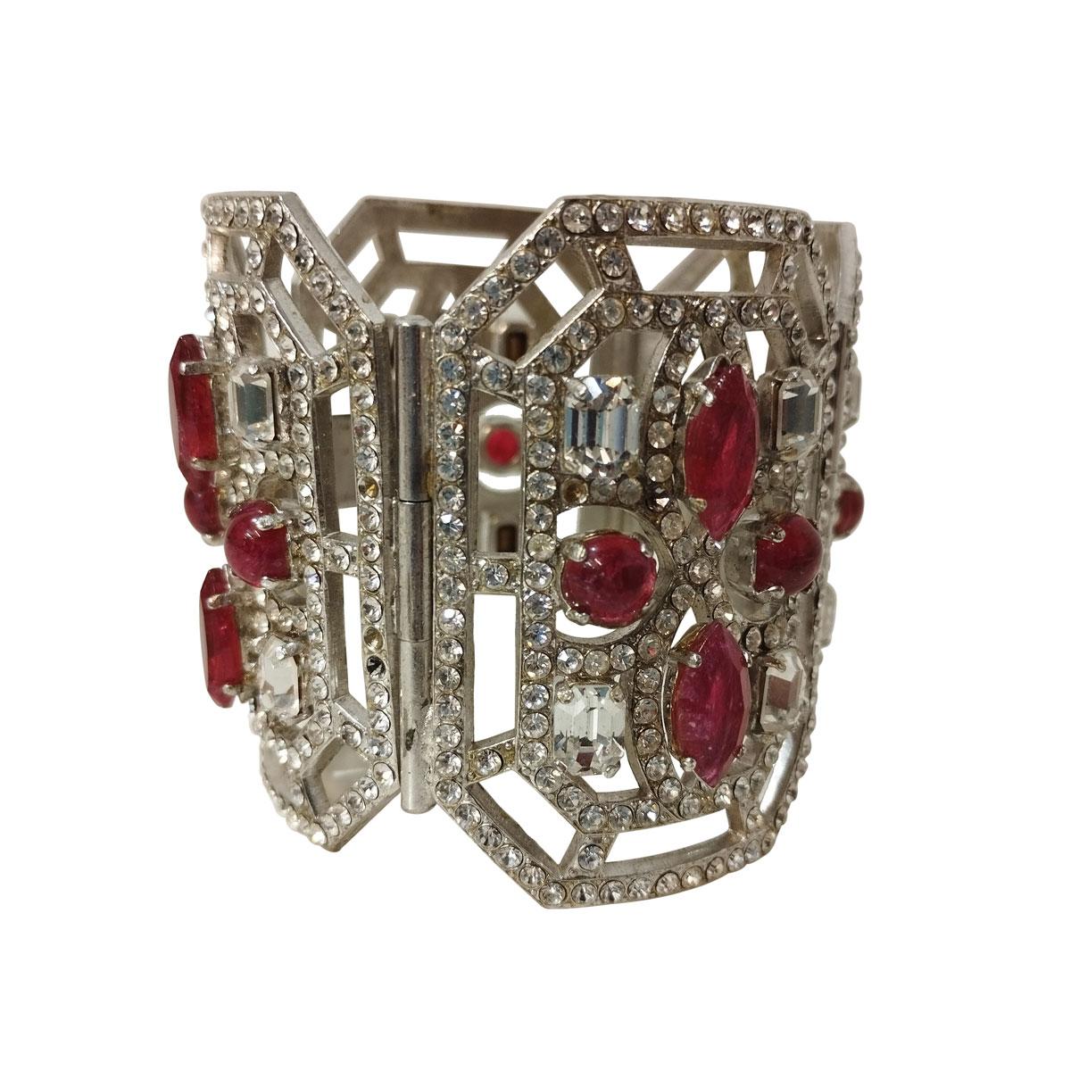 Increíble creación de Carlo Zini
Pulsera Déco
Rodio no alergénico
Increíble creación a mano de cristales Swarovski
Estilo Déco
Placas soldadas adornadas con cristales similares al rubí
Tamaño de la muñeca cm 16 (6,29 pulgadas)
Trabajo 100% artesanal