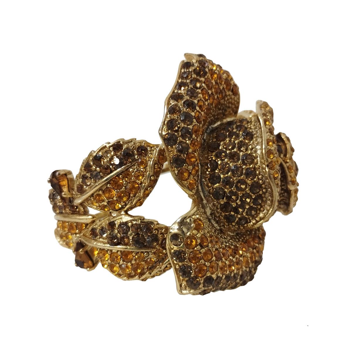 Amazing creation by Carlo Zini
One of the world greatest bijoux designers
Golden Rose Bracelet
Non allergenic metal
18 Kt Gold dipped
Amazing hand creation of Swarovski crystals
Floral theme
Wrist size cm 16 (6.29 inches)
100% Artisanal work made in