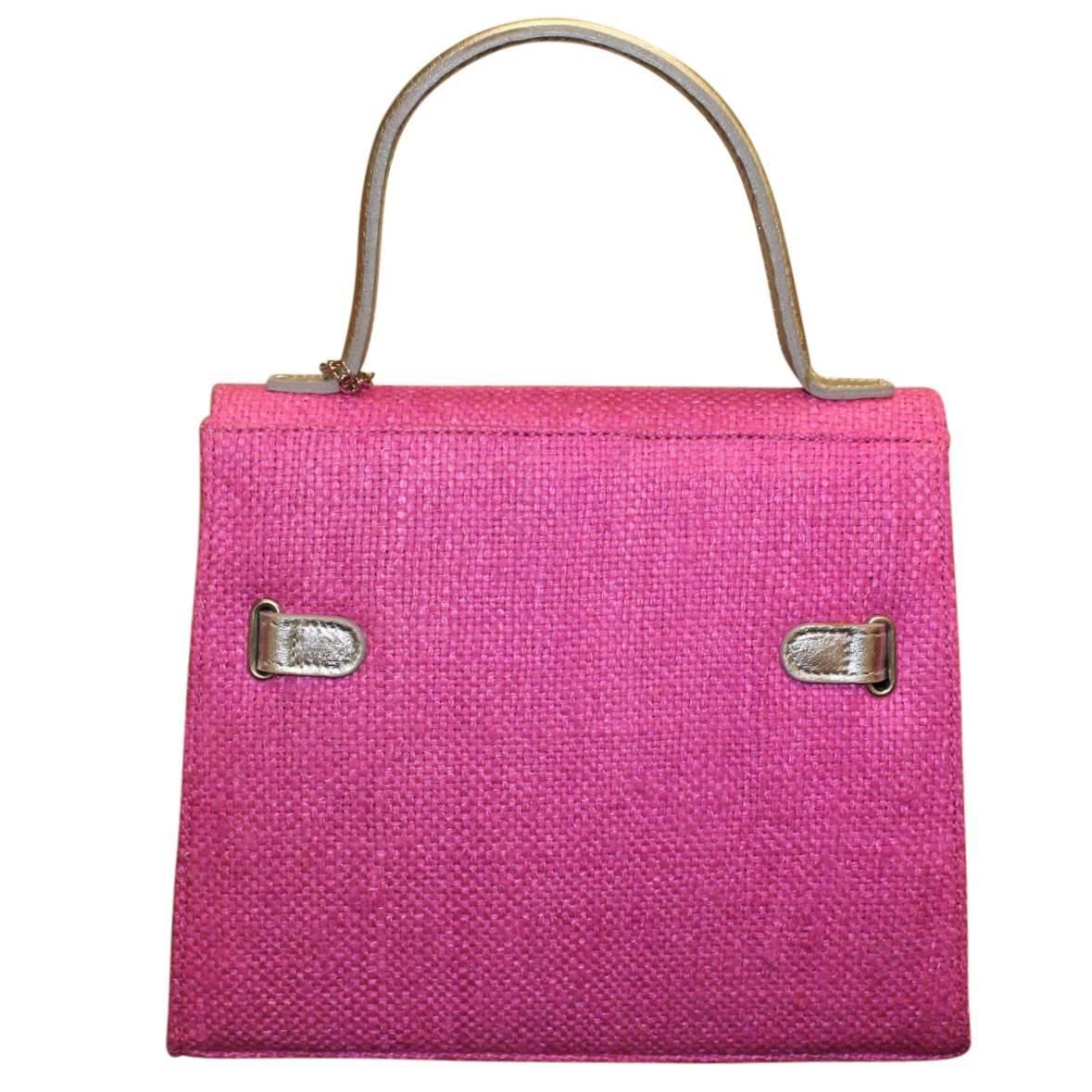 Fantastic jewel bag by Carlo Zini Milano
One of world's best costume jeweller
Unique piece !
Fuchsia textile
Wonderful metal, crystals and swarovsky applications
Floral theme
Silver leather handle
Internal zip pocket
Can be carried crossbody too
Cm