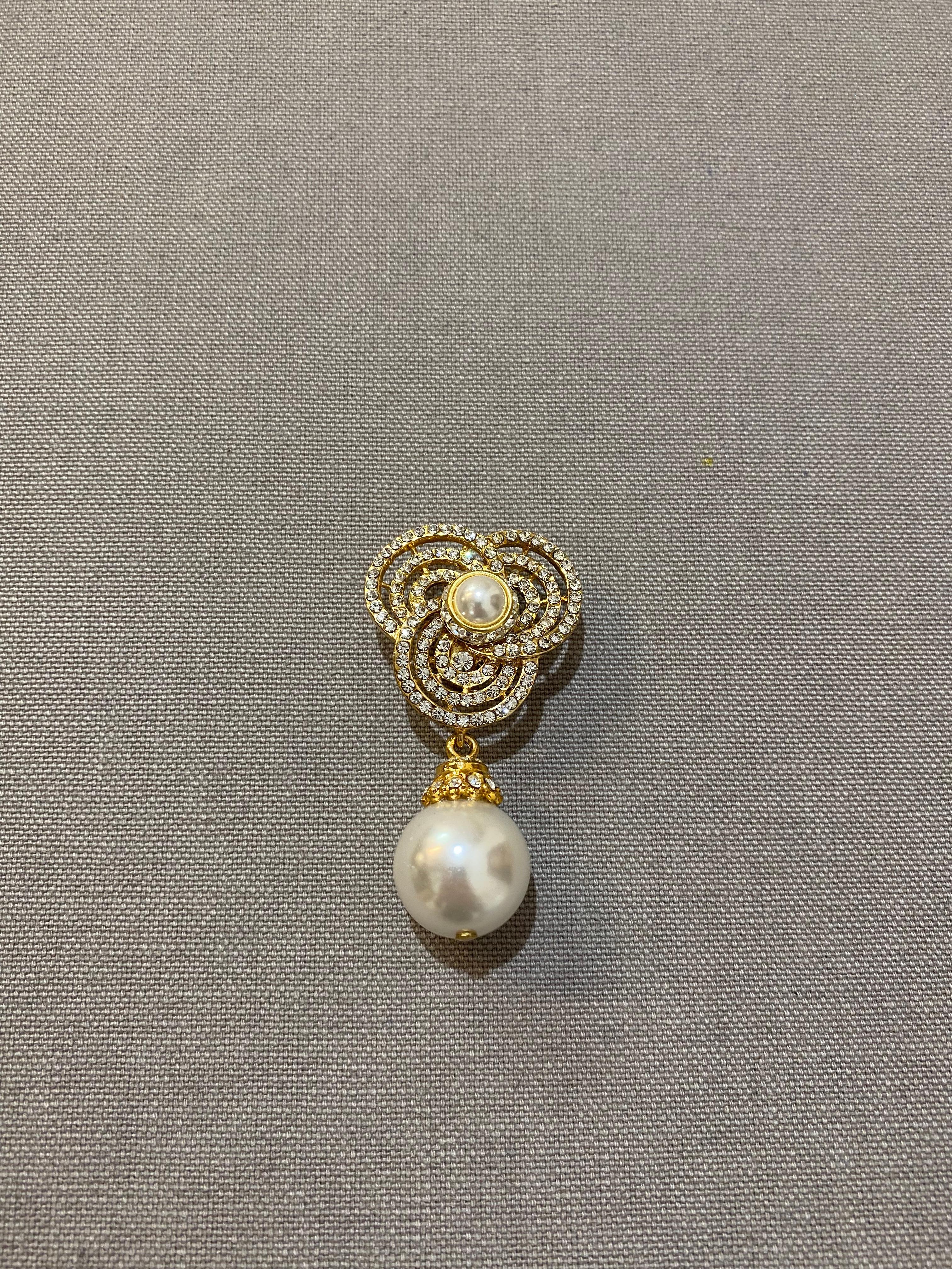 Beautiful and chic earrings by Carlo Zini
Non allergenic brass
18 KT Gold dipped
Amazing combinations of faux pearls and Swarovski crystals 
Clip on closure, pierced on request
100% Artisanal work, made in Milan
Worldwide express shipping included