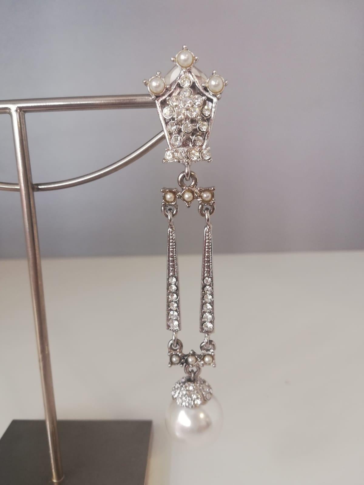Beautiful and chic earrings by Carlo Zini
Non allergenic rhodium
Amazing combinations of faux pearls, beads and swarovski crystals 
Clip on closure, pierced on request
Length cm 9 (3.54 inches)
100% Artisanal work, made in Milan
Worldwide express