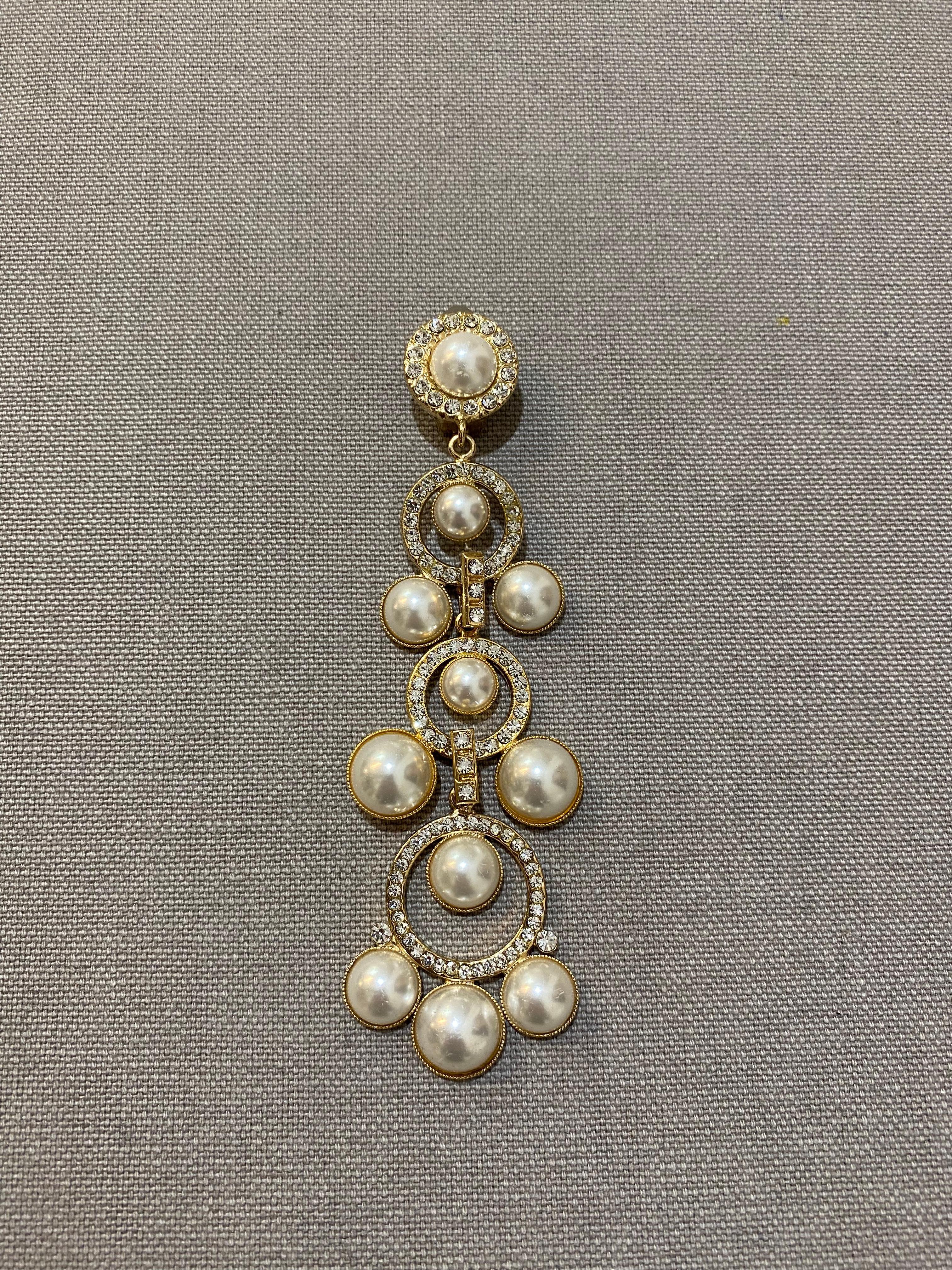 Orecchini belli e chic di Carlo Zini
Ottone non allergenico
Oro 18 KT immerso
Incredibili combinazioni di perle finte e cristalli Swarovski 
Chiusura a clip, forata su richiesta
100% Lavoro artigianale, realizzato a Milano
Spedizione espressa in