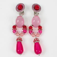 Boucles d'oreilles à clip pendantes en résine rose ornées de pierres précieuses, Carlo Zini Milano
