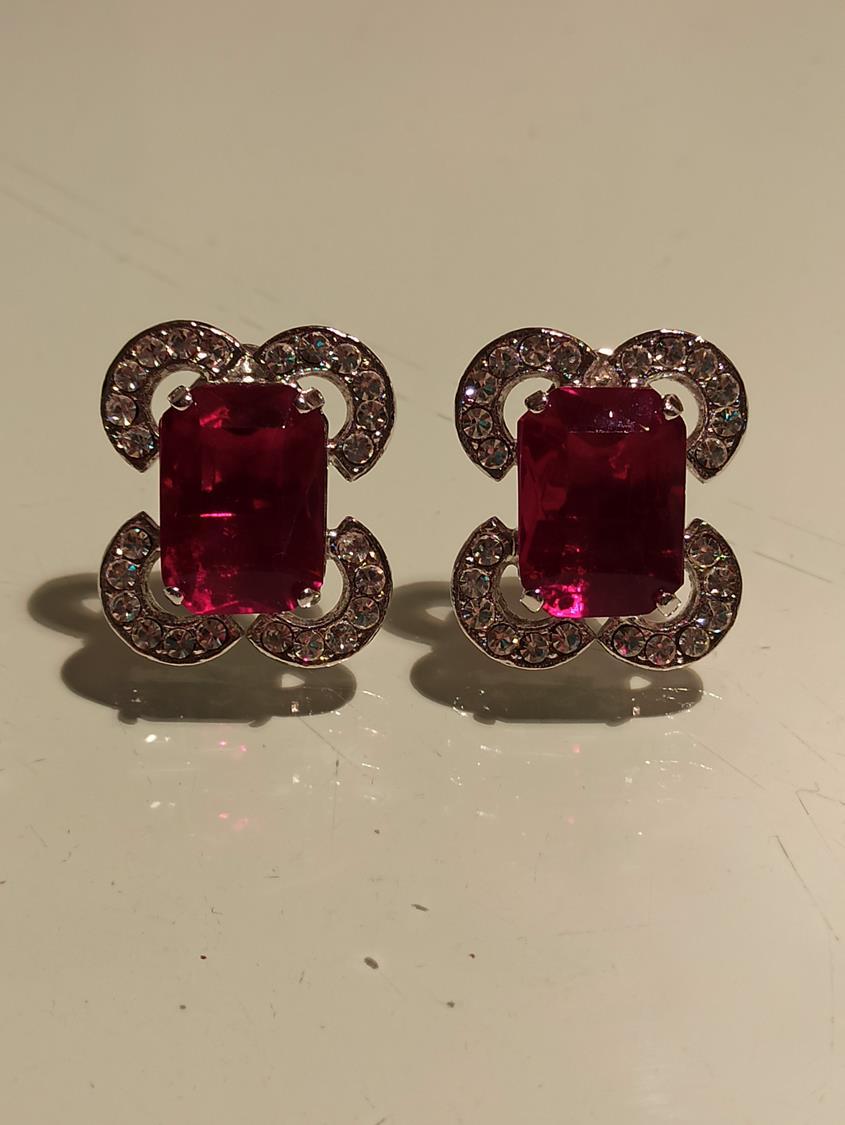 Beautiful and chic earrings by Carlo Zini
Non allergenic rhodium
Déco style
Ruby like central crystal
Swarovski crystals profile
Clip on / pierced closure
Cm 2,7 x 2,3 (1.06 x 0.9 inches)
100% Artisanal work, made in Milan
Worldwide express shipping