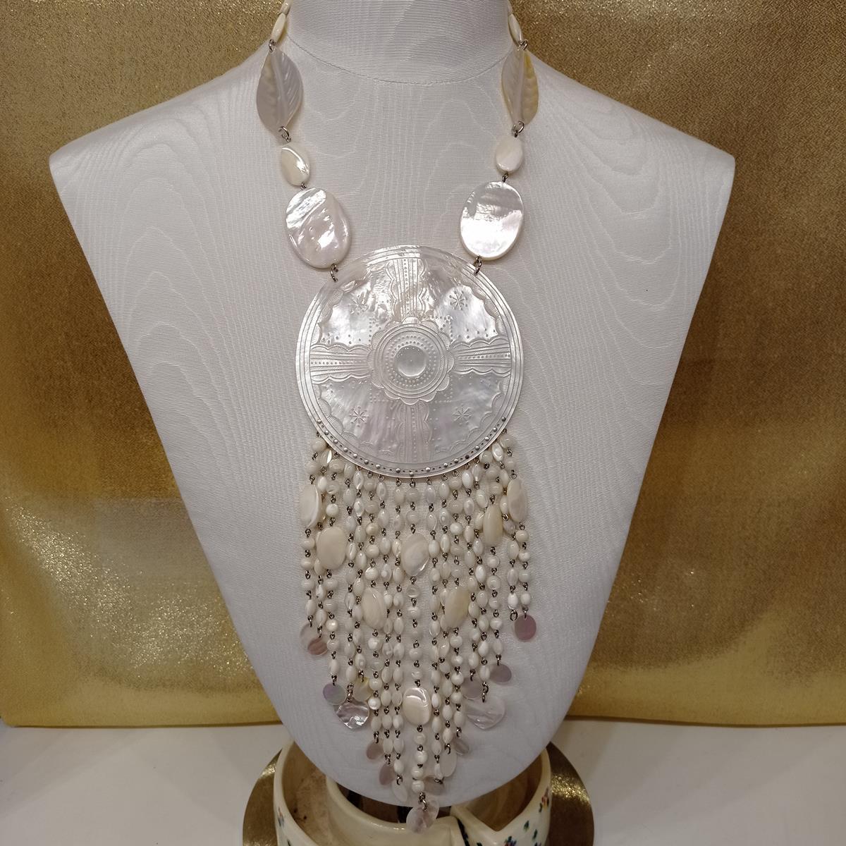 Fantastic masterpiece by Carlo Zini
One of the world greatest bijoux designers
Maxi necklace
Mother of pearl big central element and drops
Non allergenic rhodium
100% Artisanal work made in Milano
Worldwide express shipping included in the price !