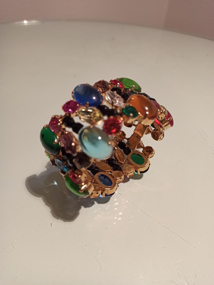 Fantastic bracelet by Carlo Zini
One of the world greatest bijoux designers
Non allergenic brass, 18 KT gold dipped
Amazing mix of colored crystals
Wrist cm 16 (6.29 inches)
Max height cm 3,5 (1.37 inches)
Worldwide express shipping included in the