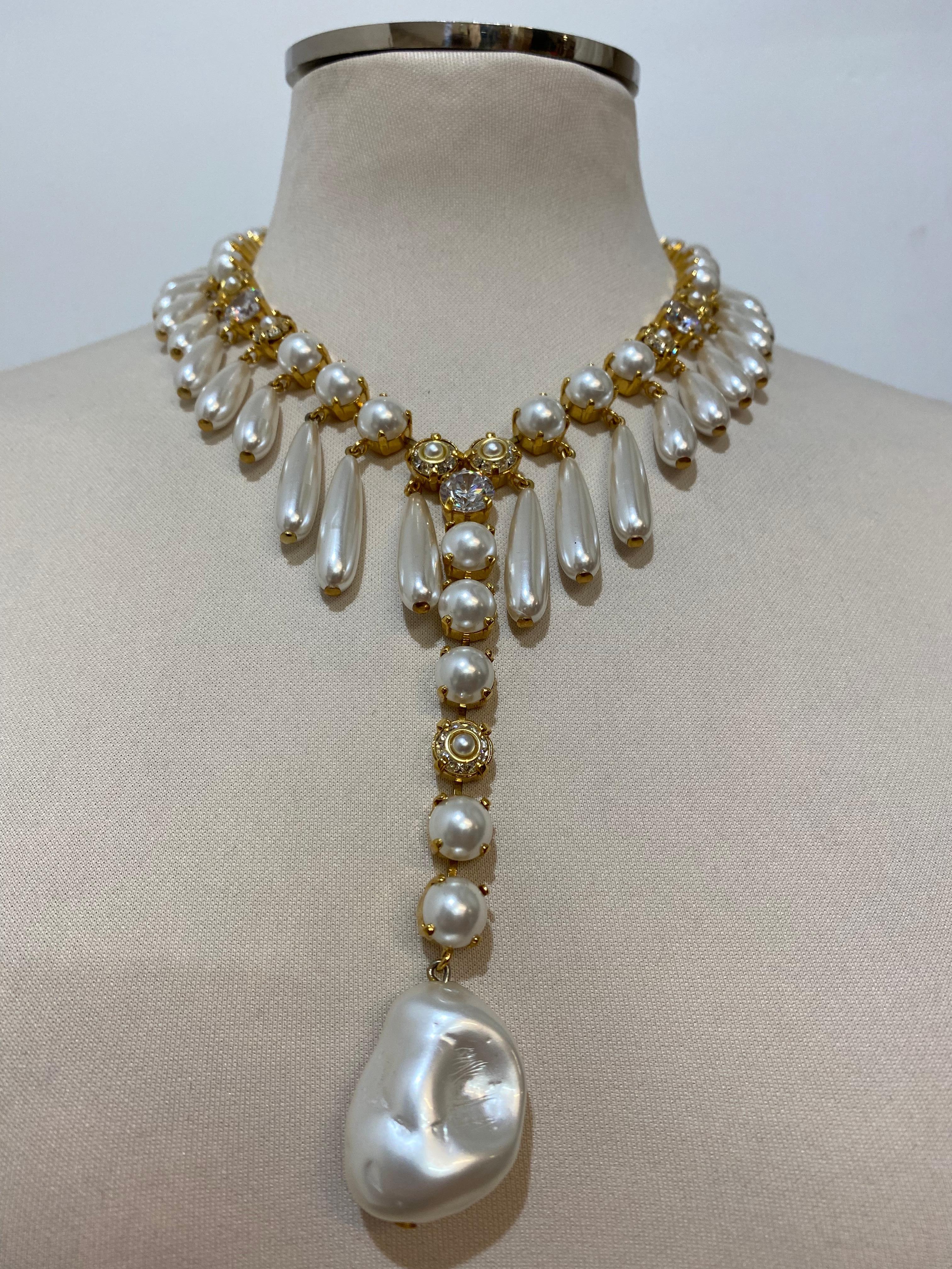 Beautiful masterpiece by Carlo Zini
One of the world greatest bijoux designers
Multi drops style
Non allergenic brass
18 KT 3 MicronGold dipped
Long faux pearls
Big scaramazza pearl
100% Artisanal work made in Milano
Worldwide express shipping