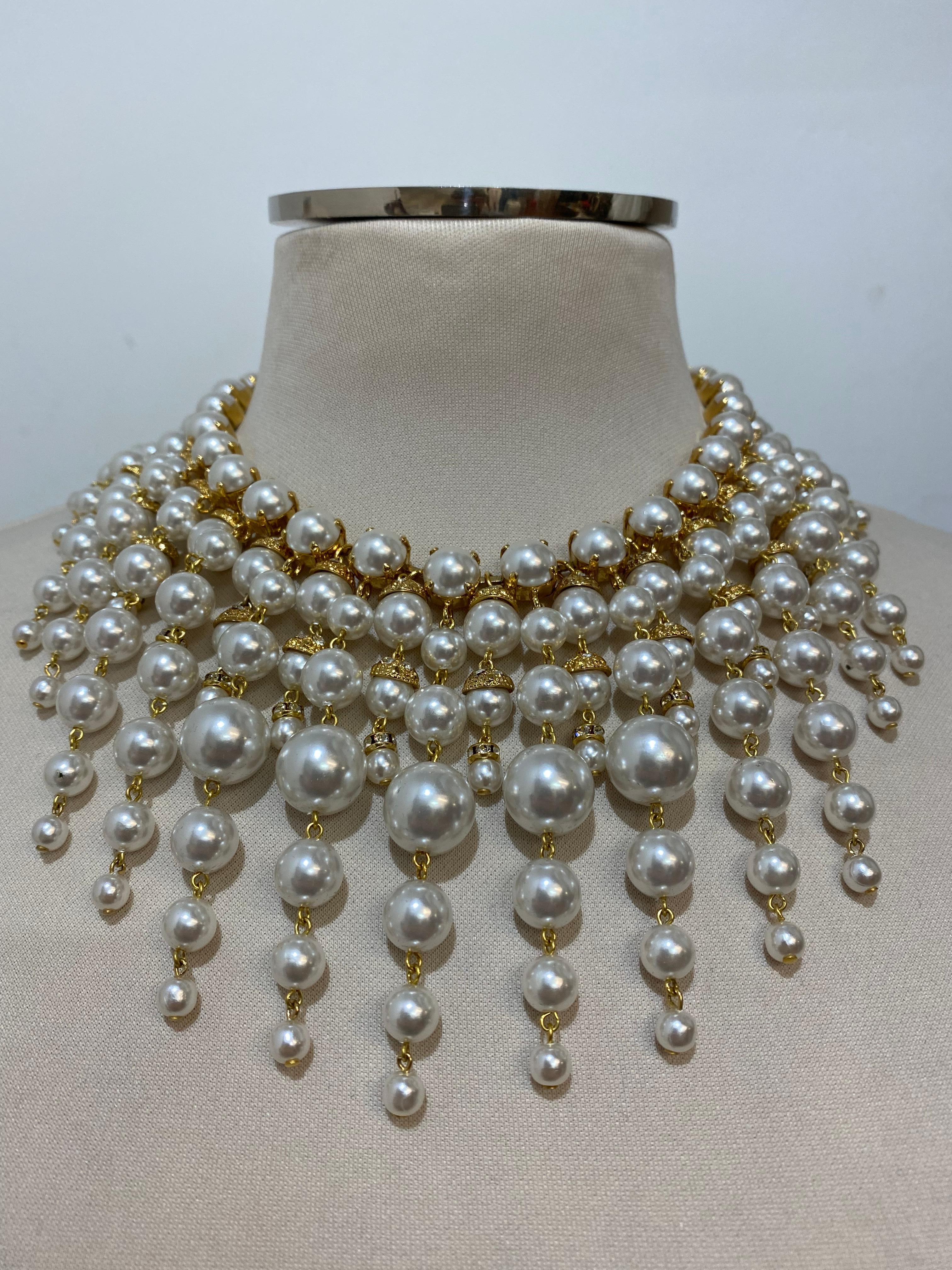 Beautiful masterpiece by Carlo Zini
One of the world greatest bijoux designers
Multi drops style
Non allergenic brass
18 KT 3 micron Gold dipped
Faux pearls
100% Artisanal work made in Milano
Worldwide express shipping included in the price !