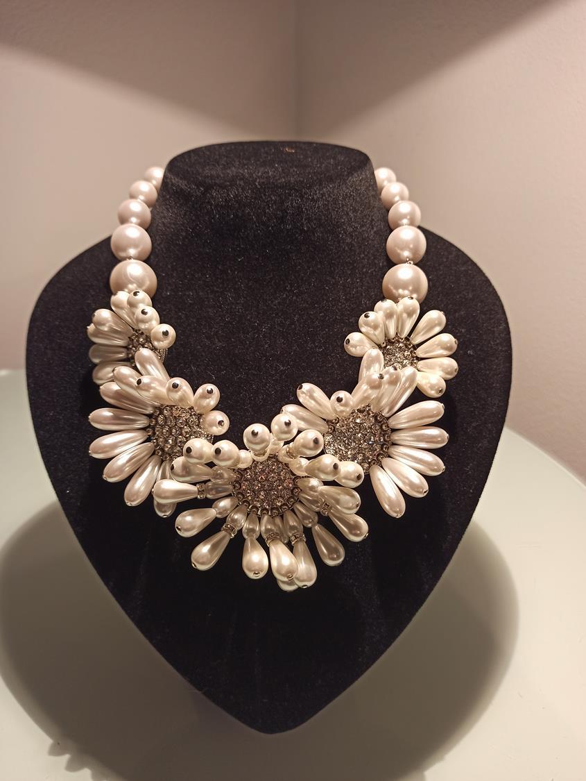 Fantastic piece by Carlo Zini
One of the world greatest bijoux designers
Non allergenic rhodium metal
Amazing hand application of swarovski crystals and faux pearls
Floral theme
100% Artisanal work
Made in Milano
Worldwide express shipping included