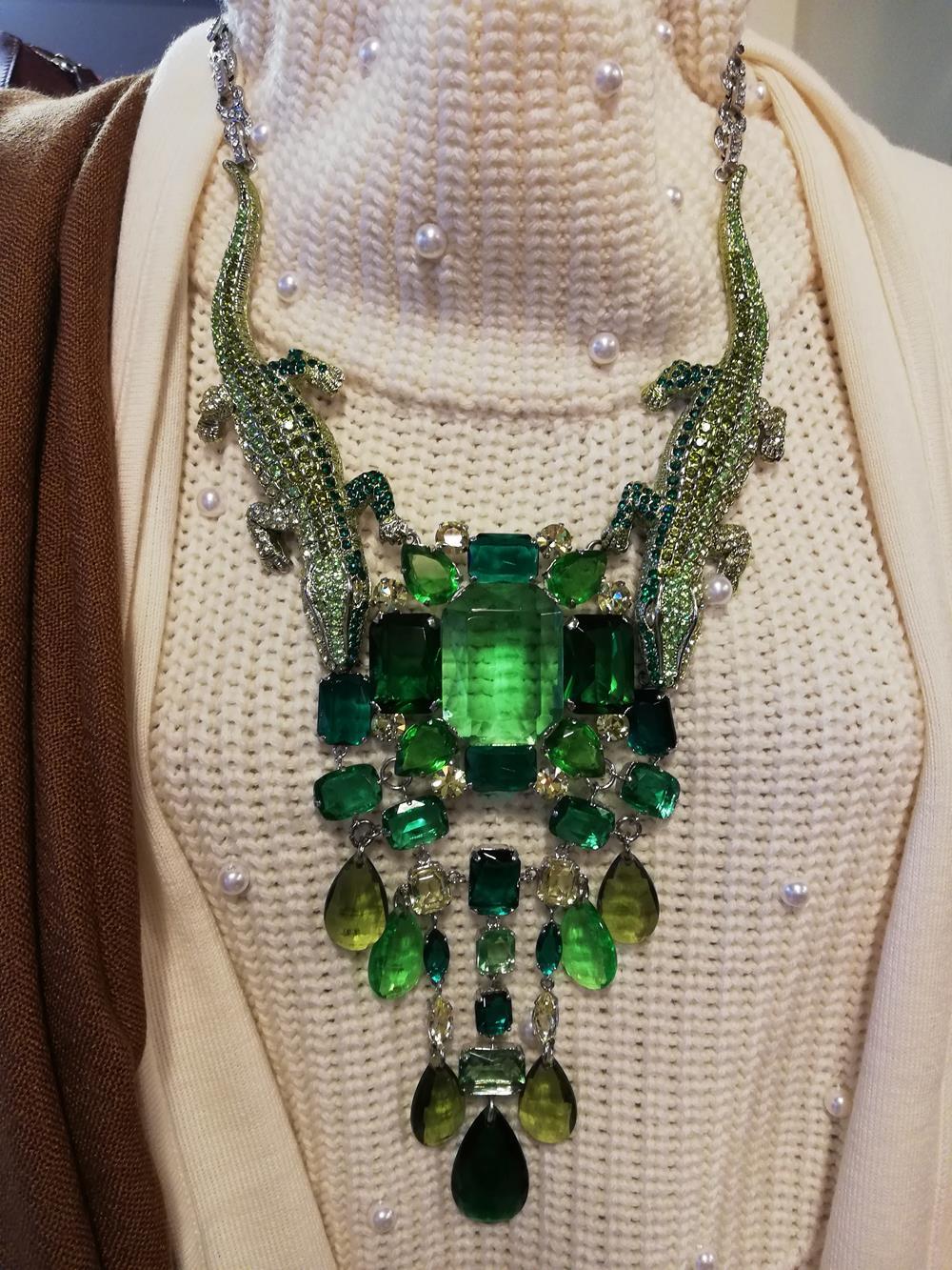 Fantastic piece by Carlo Zini
One of the world greatest bijoux designers
Non allergenic rhodium
Crocodiles theme, green peridot color with emerald and olive shades
Amazing hand application of swarovski crystals
100% Artisanal work
Made in
