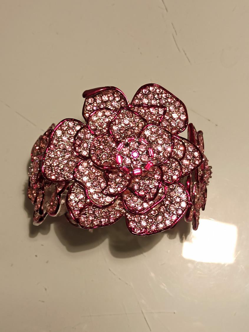 Fantastic rigid bracelet by Carlo Zini
One of the world greatest bijoux designers
Non allergenic rhodium
Amazing flowers, all adorned with pink and fuchsia swarovski crystals
Wrist cm 16 (6.29 inches)
Max height cm 7 (2.75 inches)
Worldwide express