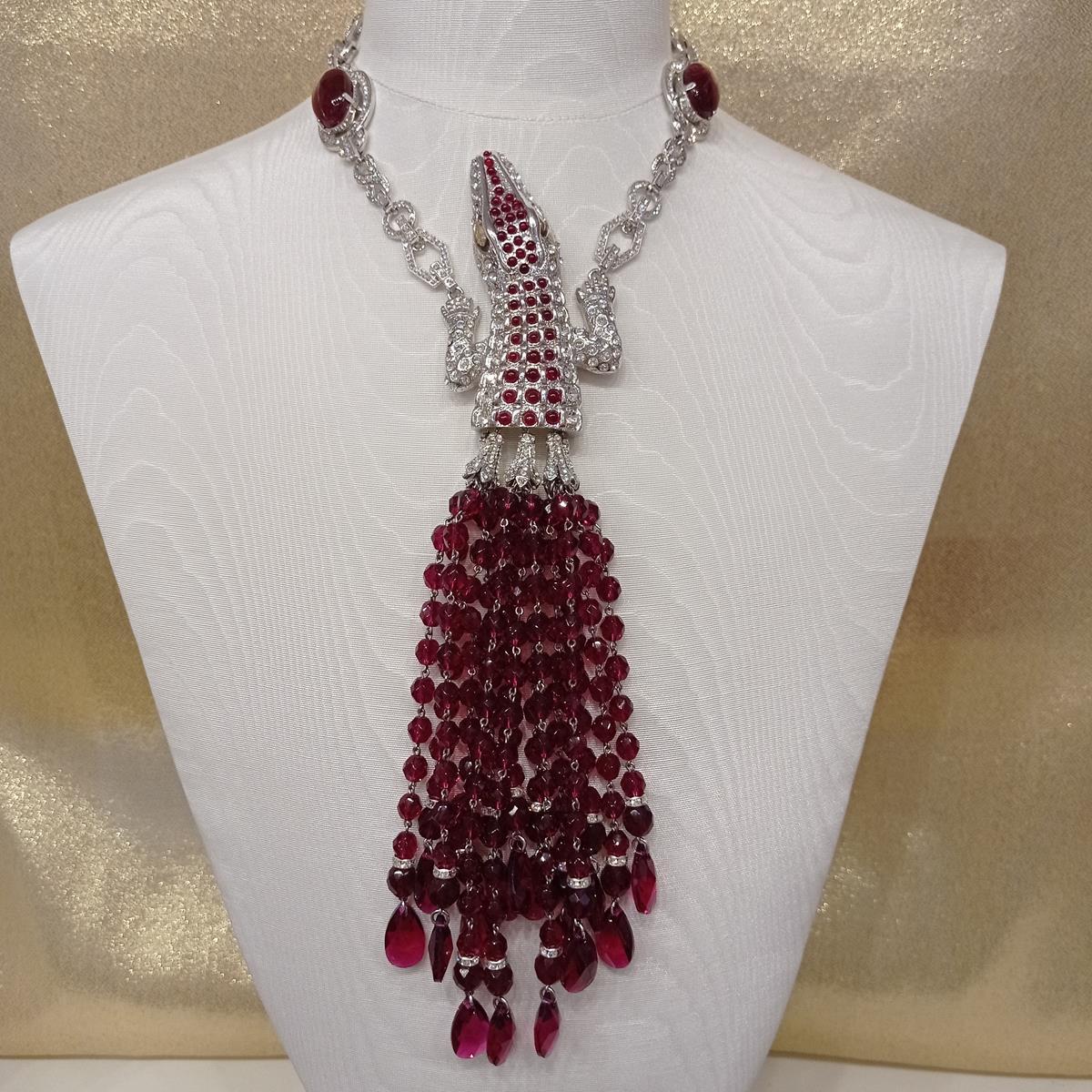 Fantastic masterpiece by Carlo Zini
One of the world greatest bijoux designers
Large collier
Crocodile thems
Stunning creation of ruby like drops and crystals and Swarovski
Non allergenic rhodium
100% Artisanal work made in Milano
Worldwide express