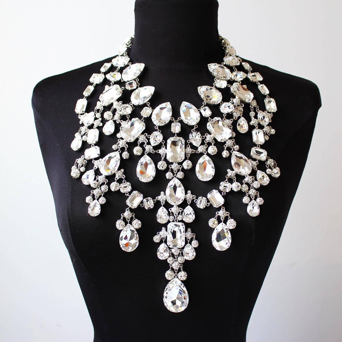 Fantastic masterpiece by Carlo Zini
One of theworld greatest bijoux designers
Large collier
Stunning ramage of class A Swarovski crystals
Mervellous creation made by three lines of drops and big pendants
100% Artisanal work
Worldwide express