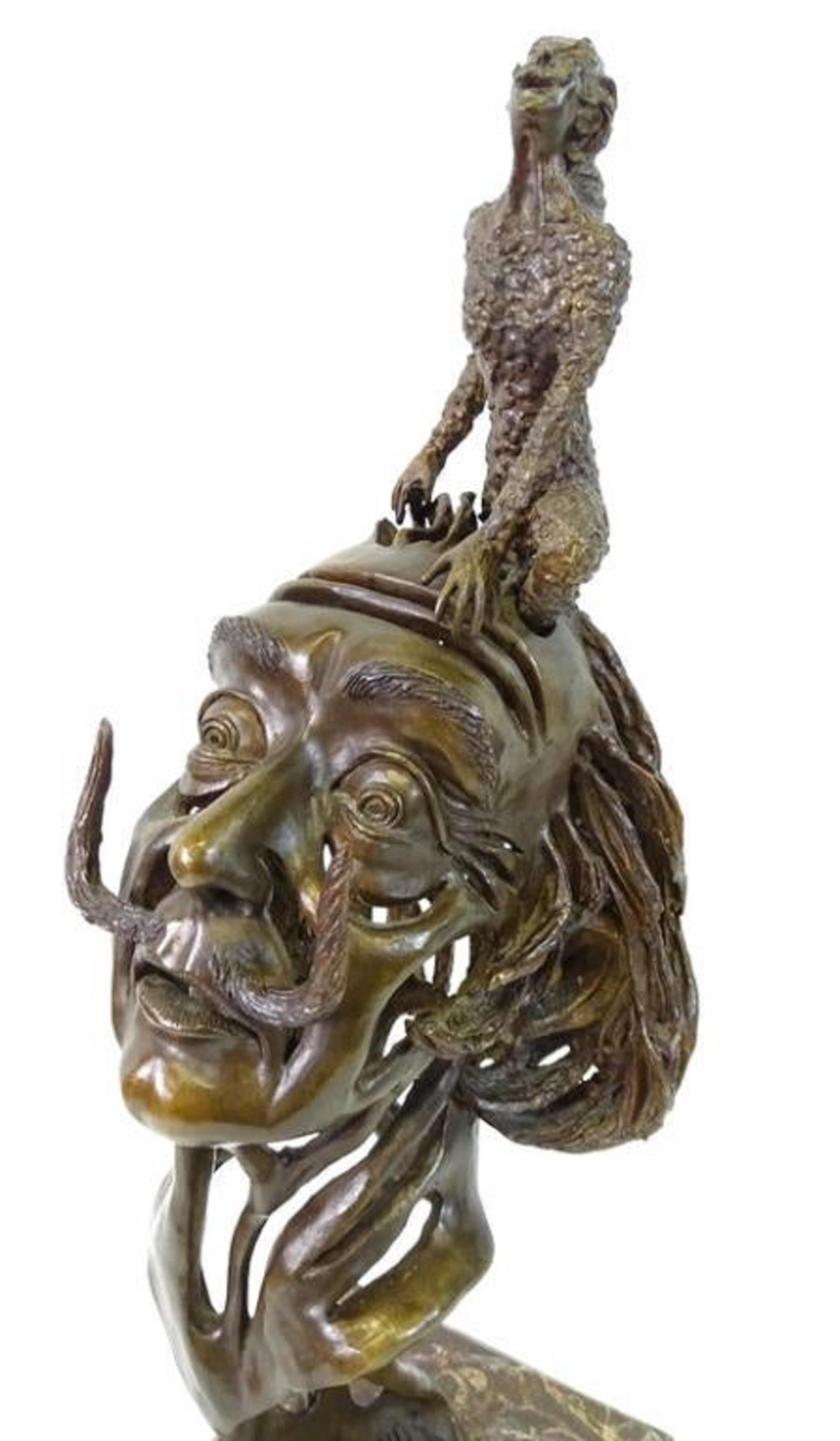 Grande Salvador Dalì Ritratto surrealista in bronzo Scultura Maestro messicano Aguilar - Abstract Sculpture Oro di  Carlos Aguilar y Linares