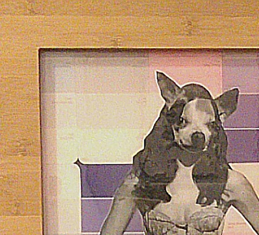 Abstraktes figuratives Hundemode-Modell aus Chihuahua in Rosa, Mischtechnik auf Glas im Angebot 1
