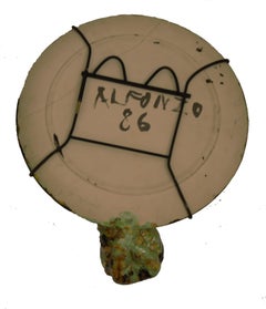 Donna in ceramica verde su un piatto, colorata, astratta