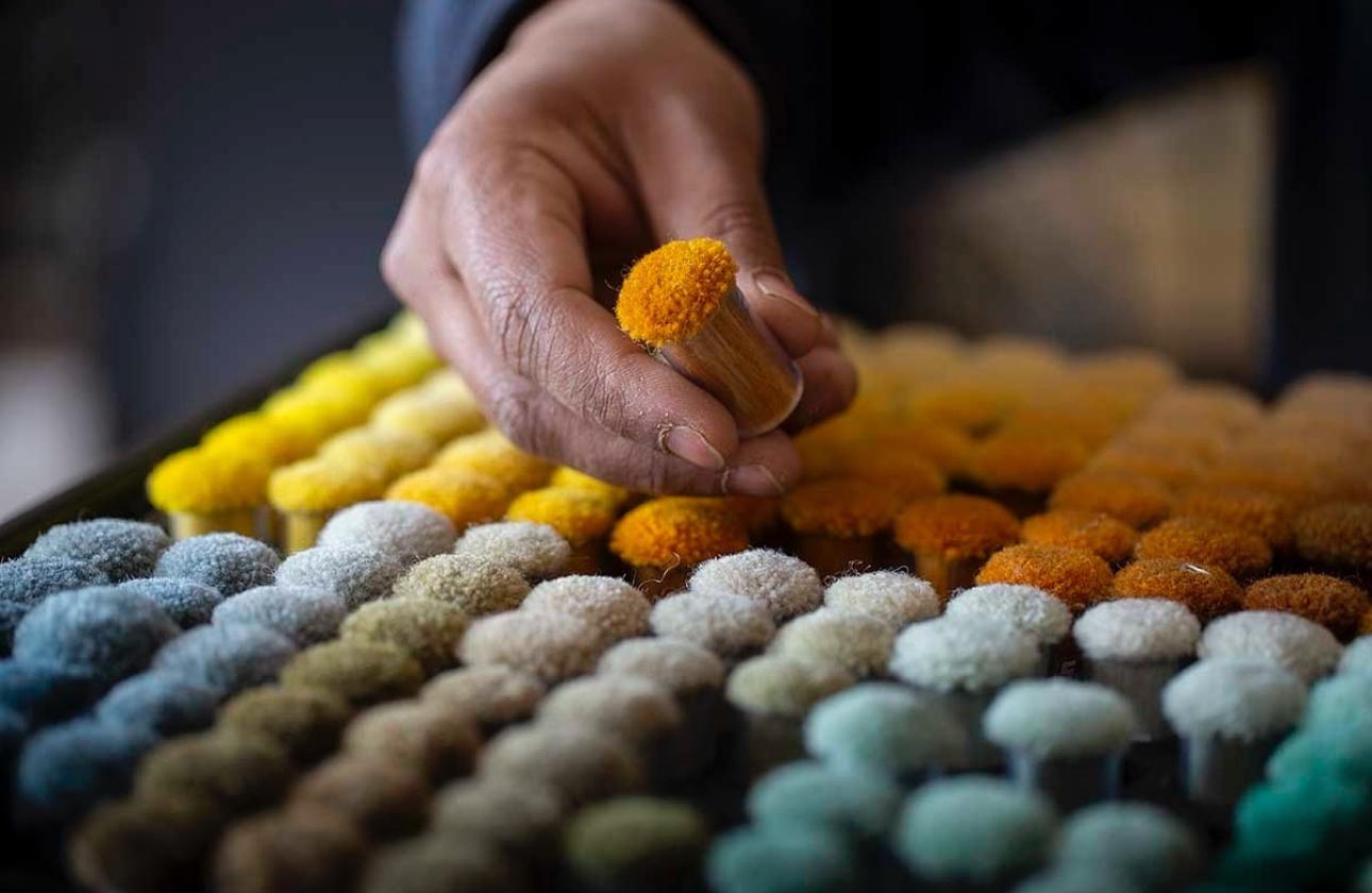 Tappeto in lana e seta dell'Himalaya, in edizione limitata, disegnato dall'artista, annodato a mano 4 in vendita 4