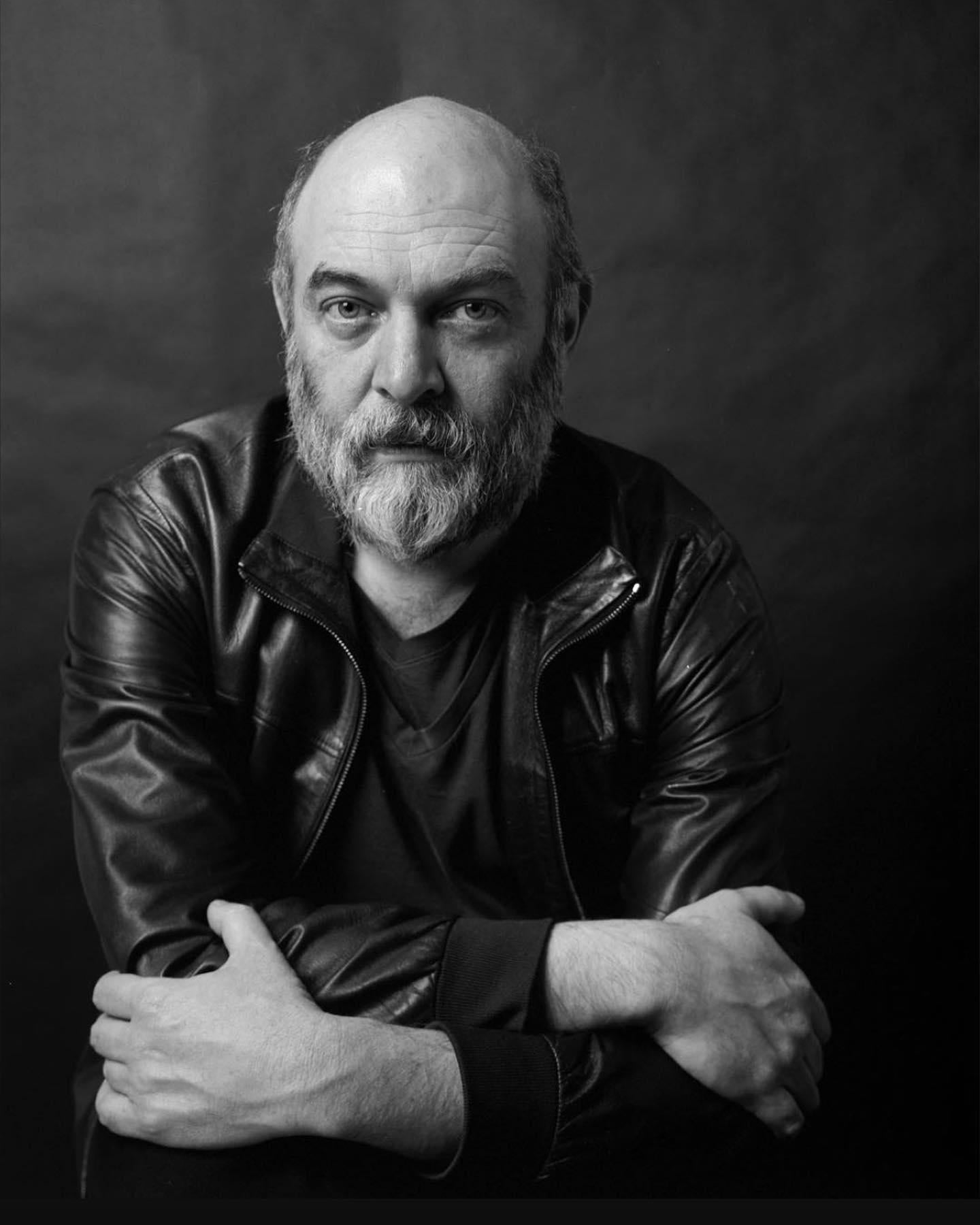 Carlos Artistics est un artiste mexicain qui explore les limites du langage et de la communication à travers des formes abstraites telles que les sons, les gestes et les symboles. Son travail couvre l'animation, la vidéo, le dessin et la