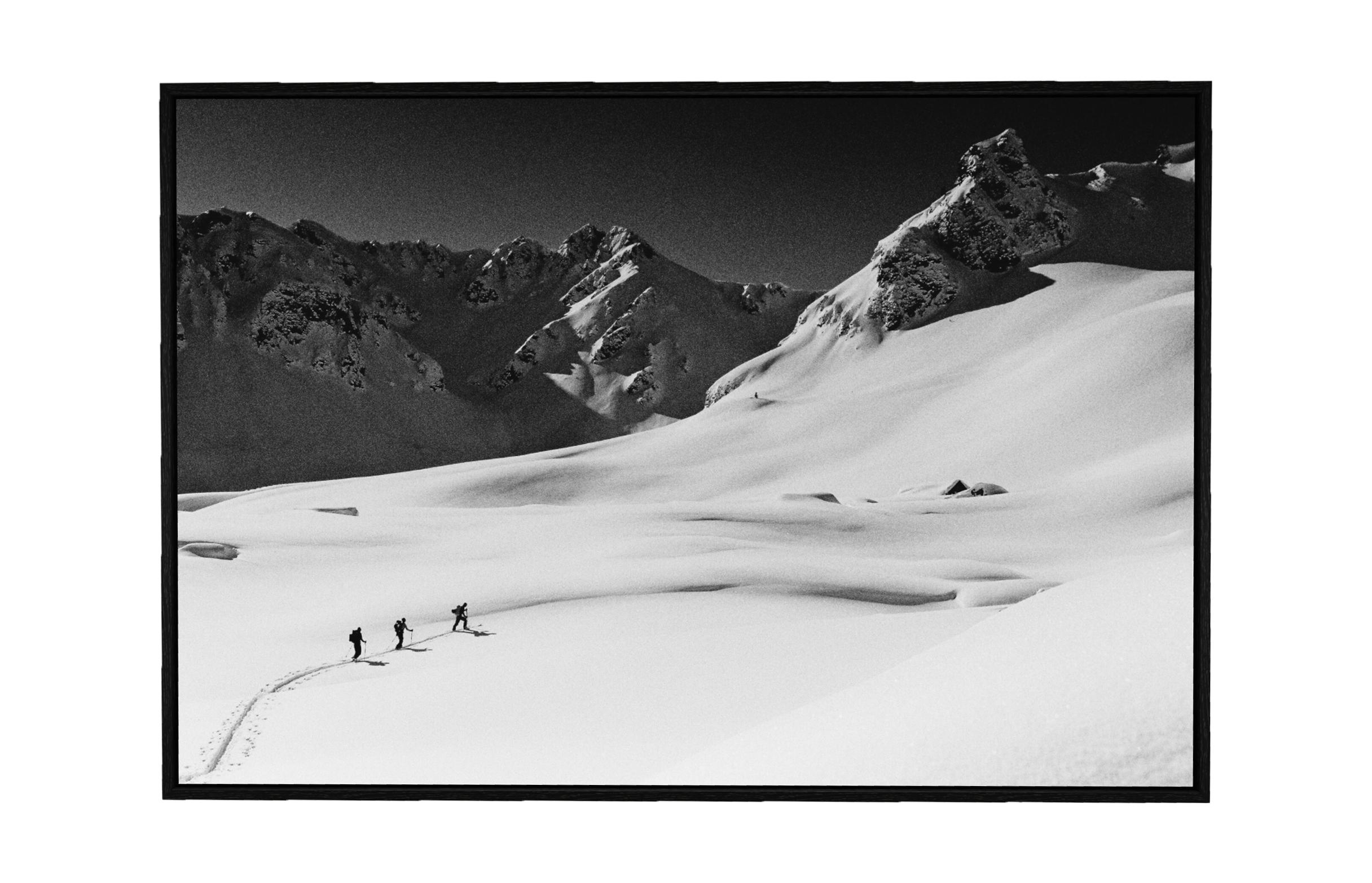 Albania - Mountain Skifahren Schwarz-Weiß-Kunstfotografie (Abstrakter Expressionismus), Photograph, von Carlos Blanchard