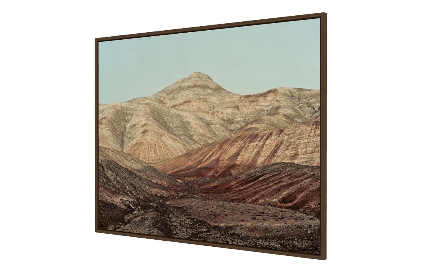 Land V – Landschafts-Kunstfotografie (Beige), Landscape Photograph, von Carlos Blanchard