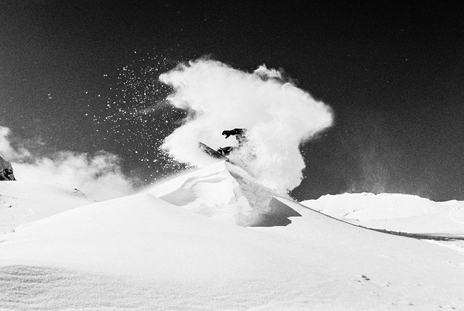 Carlos Blanchard Black and White Photograph – Snowdance - Mountain Snowboarding Schwarz-Weiß-Kunstfotografie