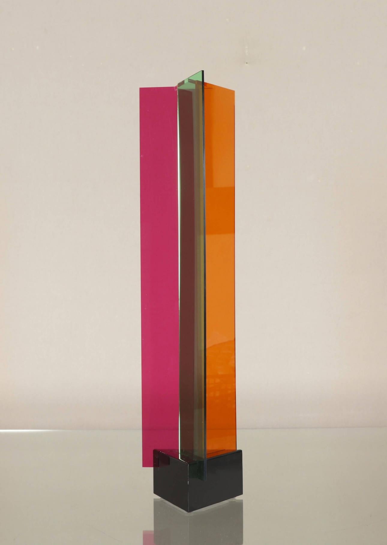 Carlos Cruz Diez
Dreifach-Transchrom 2011
Plexiglas-Skulptur
Editions La Difference Paris 49 von 75
21 x 5 x 5 in
Signiert, datiert und nummeriert auf dem Label des Verlags am unteren Rand.