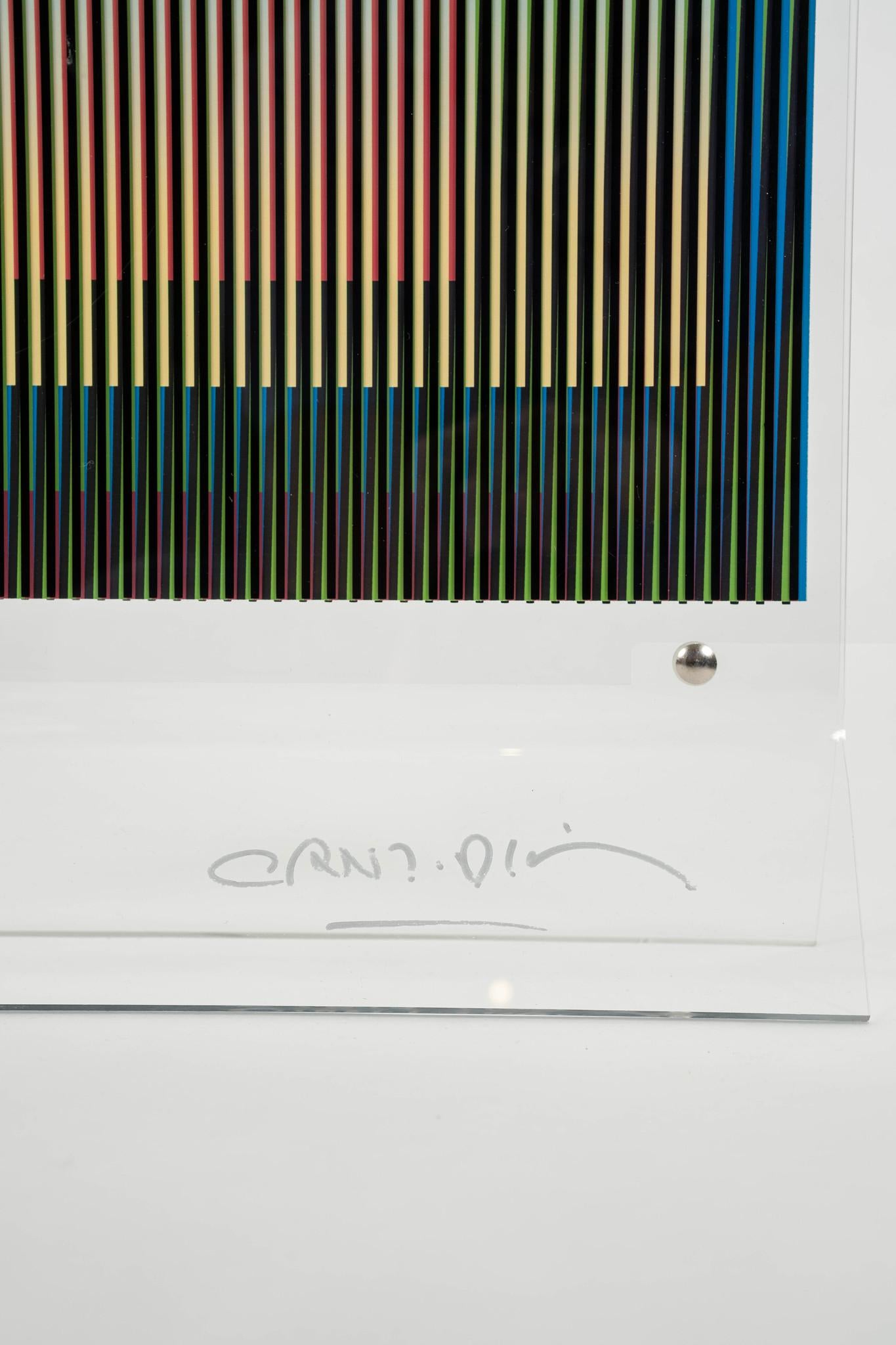 Kinetische Kunstskulptur aus siebbedrucktem Plexiglas und handsigniert. Eine geniale, manipulierbare Skulptur, die mit dem Betrachter interagiert, da sich der innere Teil durch die Veränderung der Farbmuster bewegt. 

Der französisch-venezolanische
