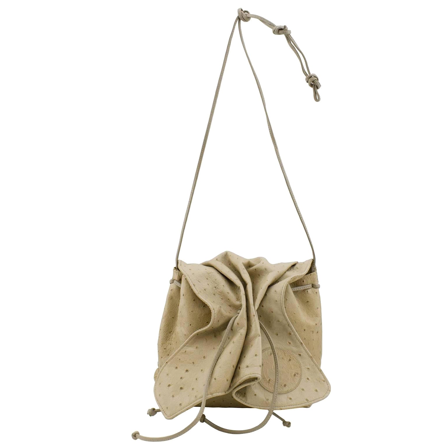 Carlos Falchi mini sac en autruche beige, années 1980 en vente