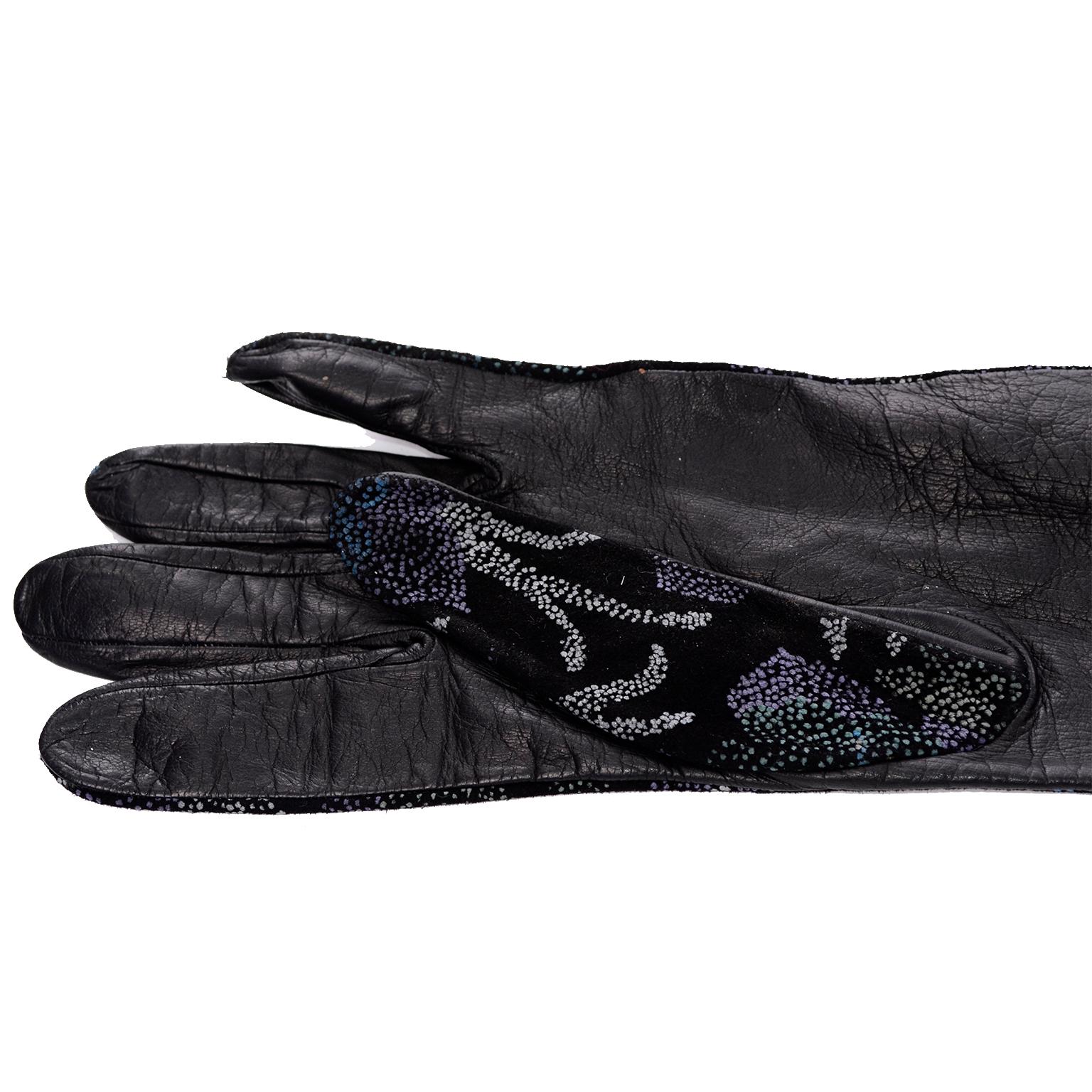 Seltene Carlos Falchi Blaue Leder-Opernhandschuhe mit handspitzen, geblümtenen Mini-Doten (Schwarz) im Angebot